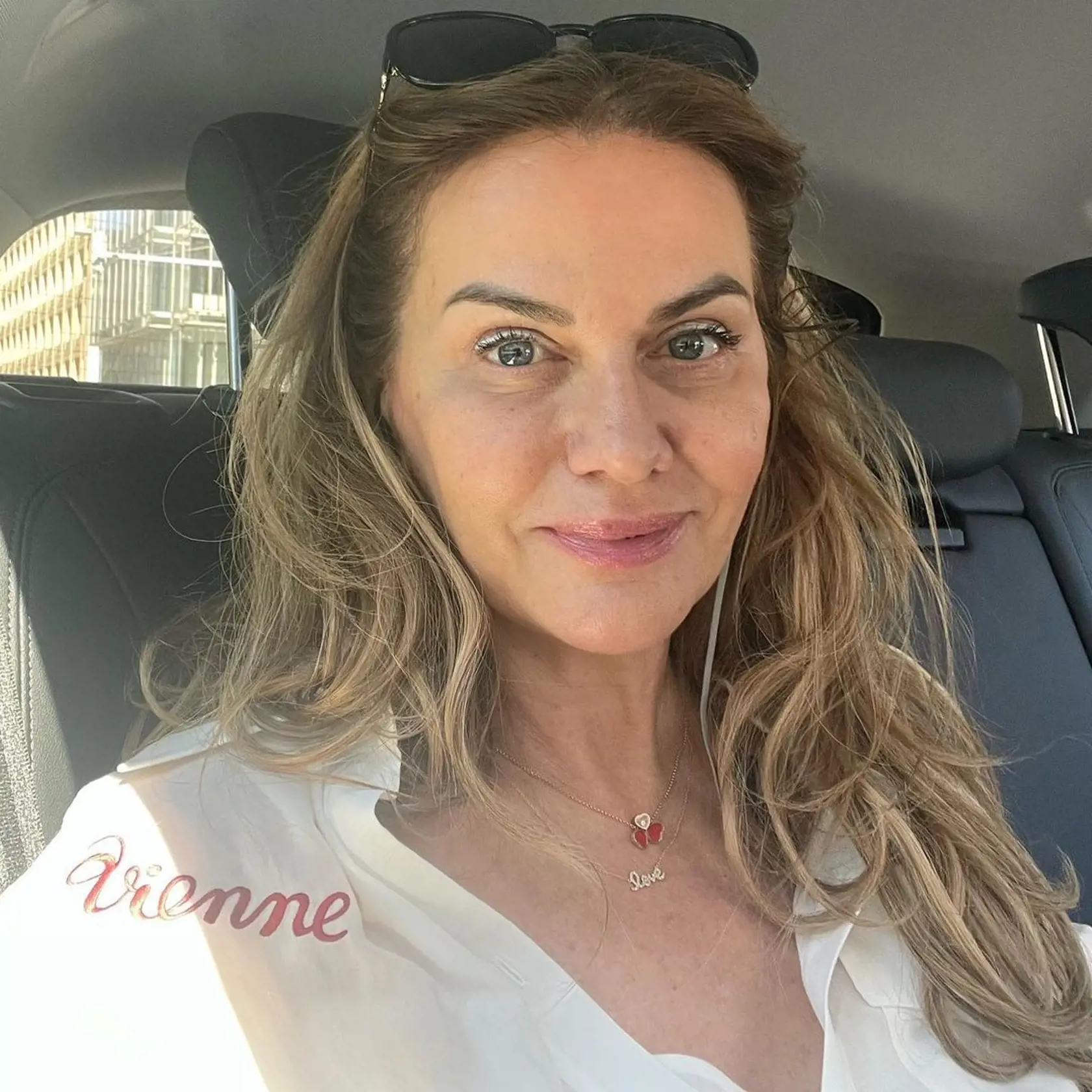 Europoslankyňa Monika Beňová (54) prekvapila novým mladistvým a sviežim look-om. Dala sa esteticky vylepšiť, alebo ide len o profesionálne líčenie?