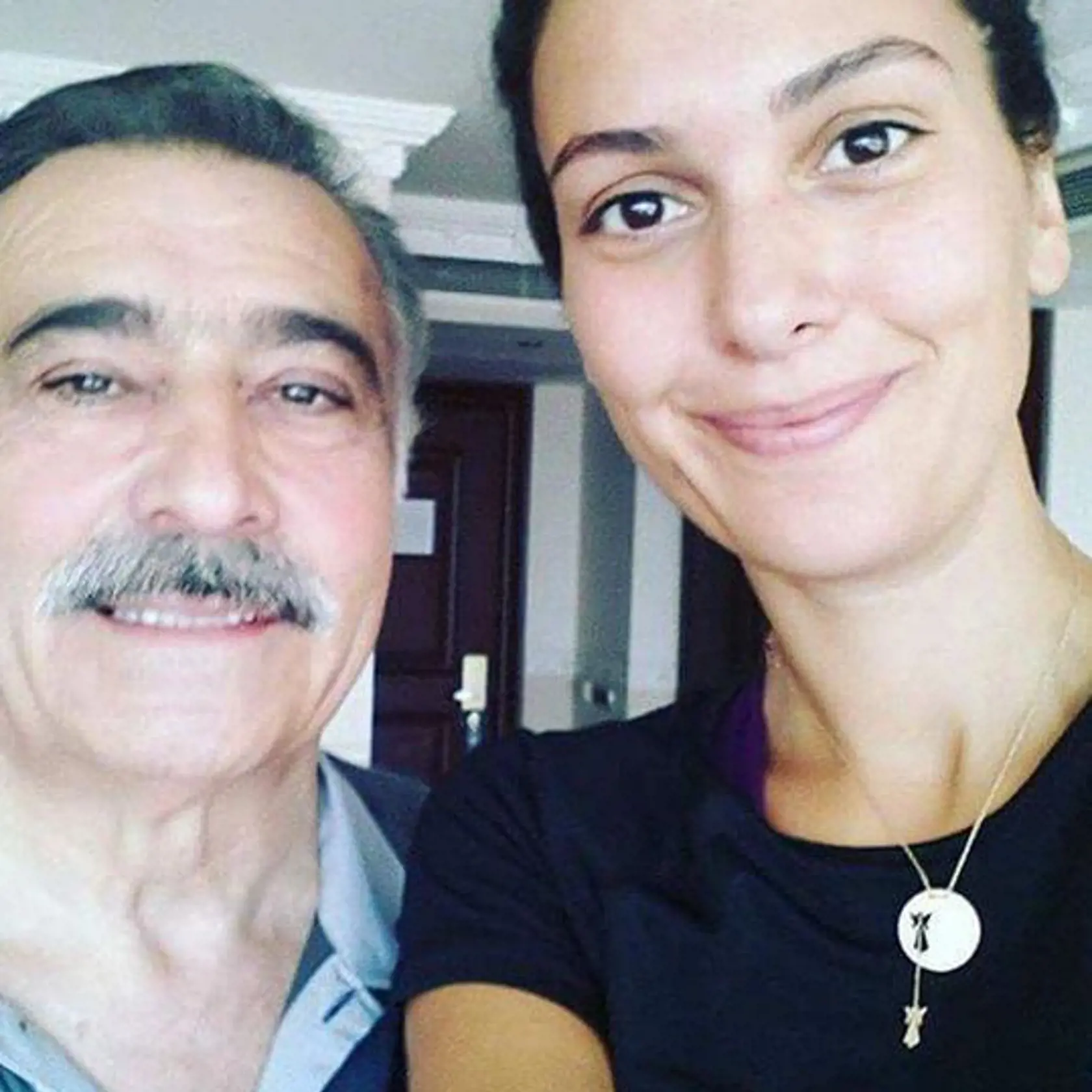 Bergüzar Korel sa v súkromí spolieha na svoju prirodzenú krásu.