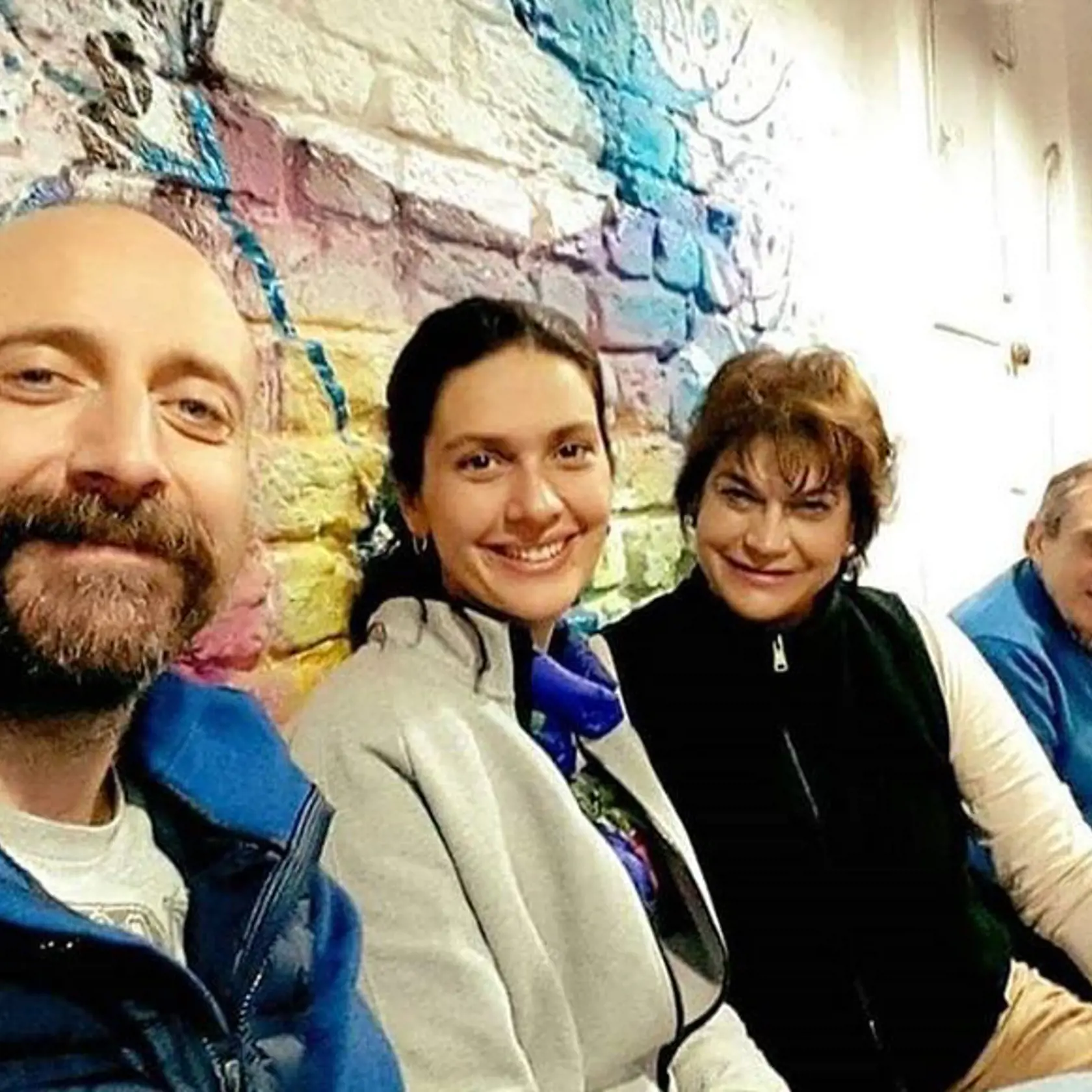 Bergüzar Korel našla svojho manžela (vpravo) vďaka nakrúcaniu seriálu Tisíc a jedna noc.