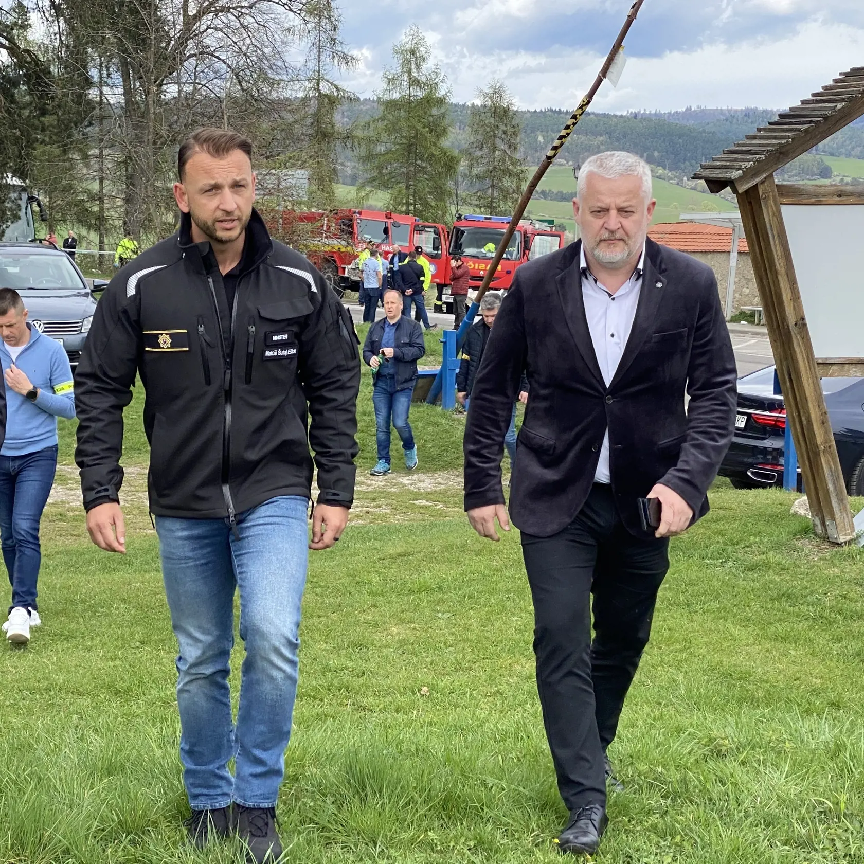 Na miesto nešťastia prileteli vrtuľníkom minister vnútra Matúš Šutaj Eštok a policajný prezident Ľubomír Solák..