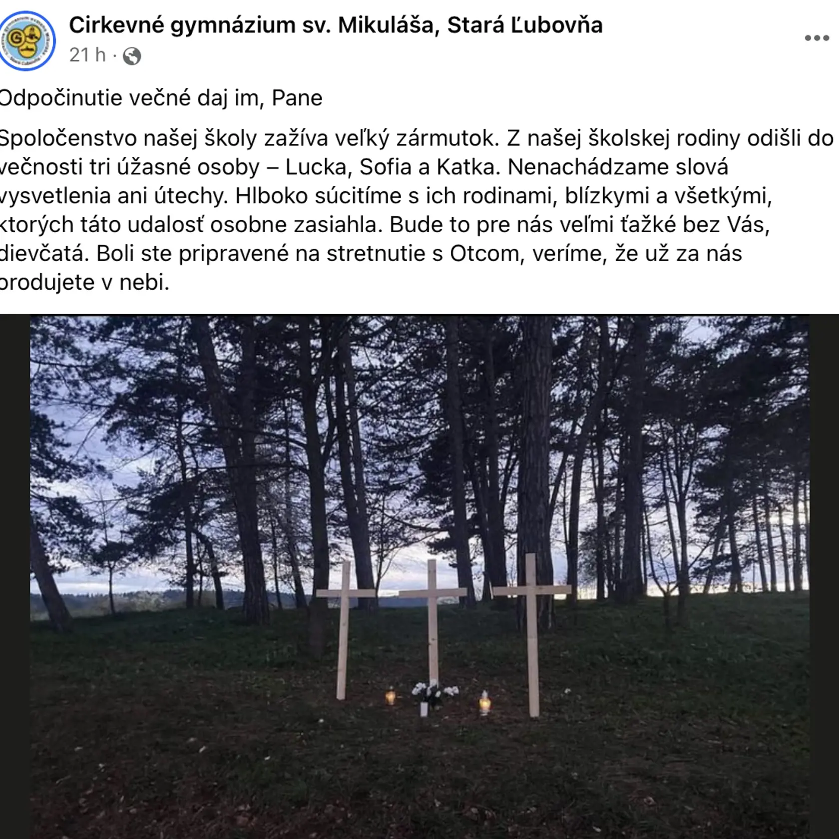 Neďaleko miesta tragédie postavili tri jednoduché kríže.