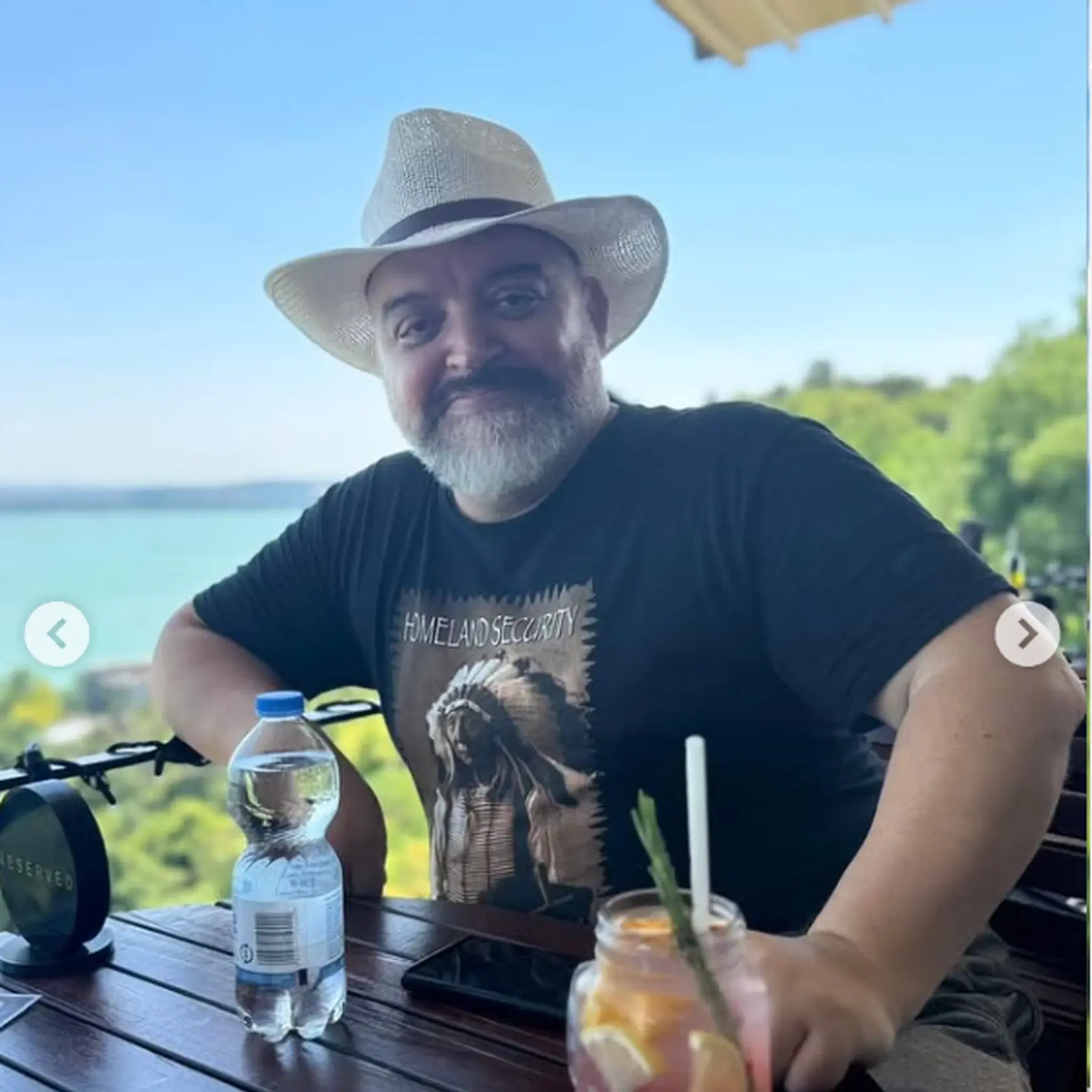 Eduard Chmelár si užíva leto po boku svojej partnerky Diany Štrofovej.