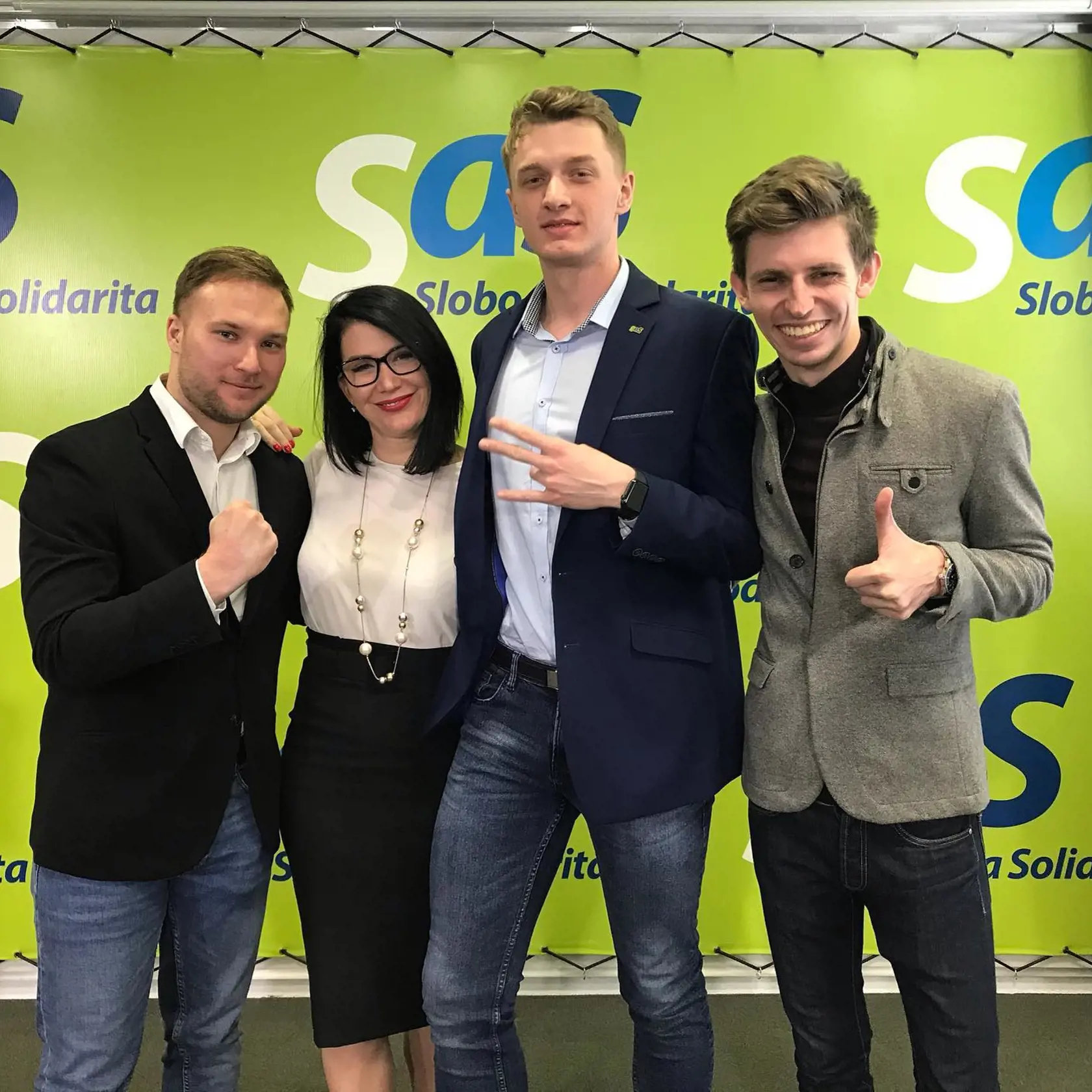 Poslankyňa sa SaS Jana Bittó Cigániková si na tlačovú konferenciu so študentmi medicíny vybrala puzdrovú čiernu suknňu s vysokým pásom a s dĺžkou pod kolená. K tomu si zvolila bielu blúzku. O poslankyni je známe, že má rada kombináciu bielej a čiernej farby. Svoj outfit doplnila dlhou retiazkou s korálikmi.
