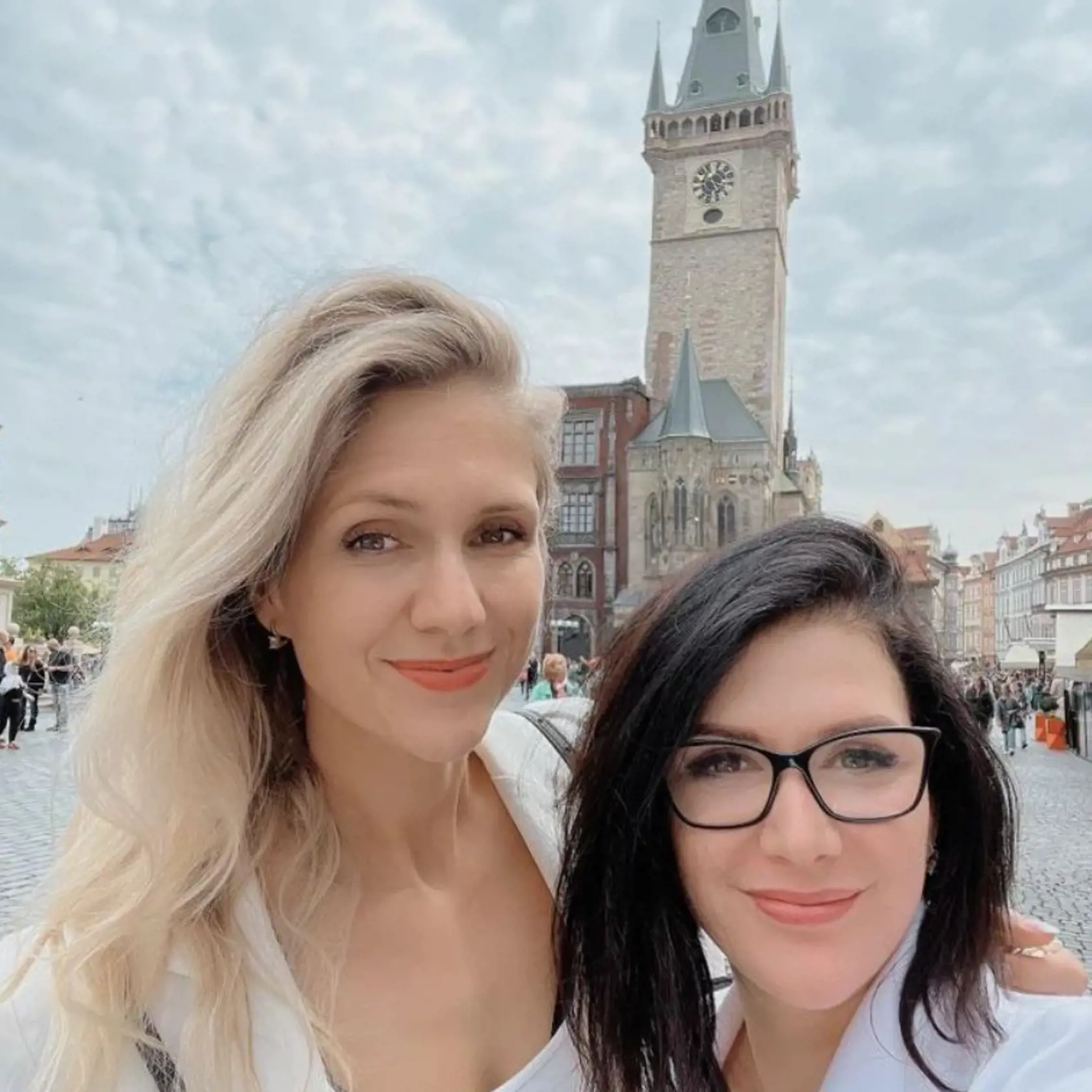 Na Česko-slovenskom Plese ako majáles v Prahe sa zúčastnila aj mladšia sestra Cigánikovej Michaela.  
