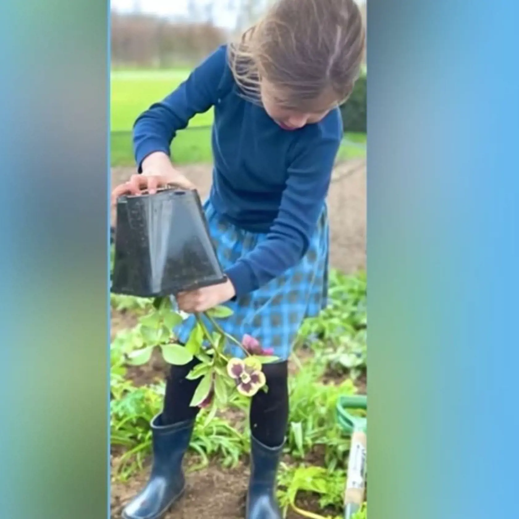 Princezná Charlotte sa pripojila k staršiemu bratovi.
