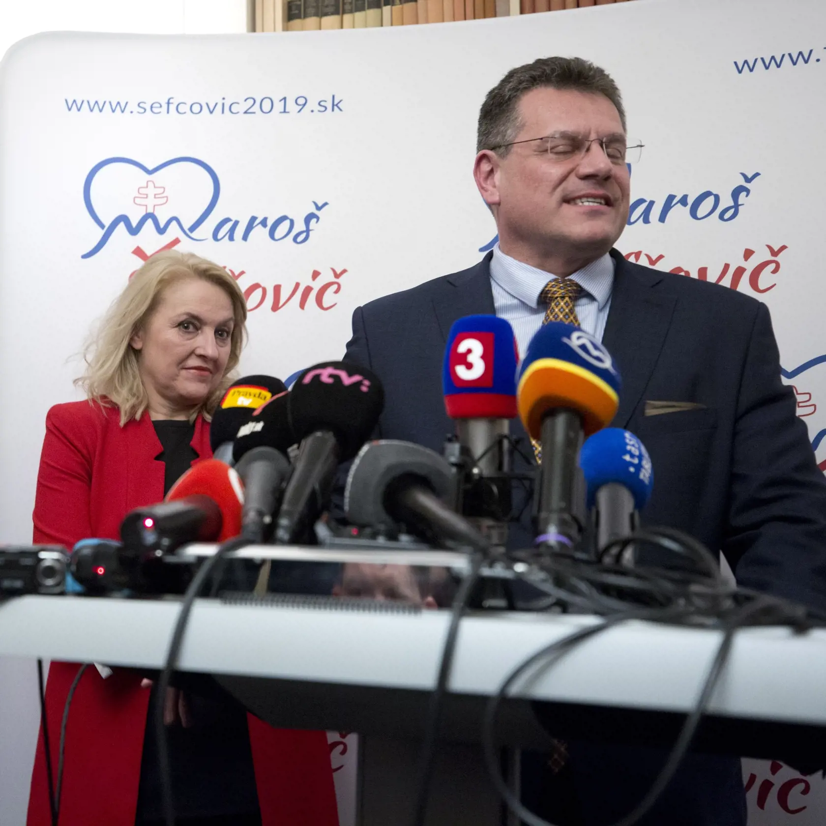 Maroš Šefčovič sa s manželkou doma určite nenudí. 
