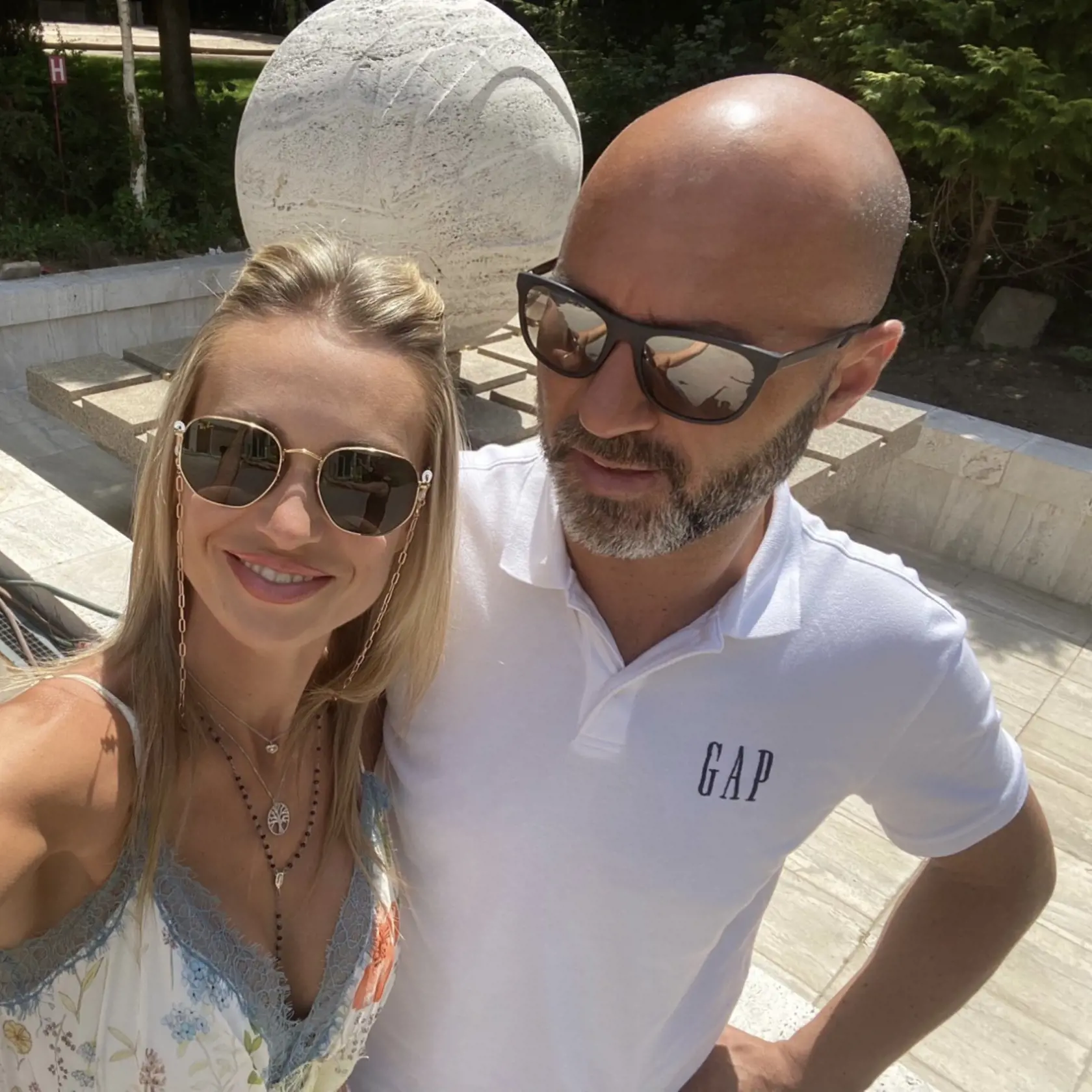 Adriana a Andrea v jeho novej reštaurácii, ktorej otvorenie pripravuje.