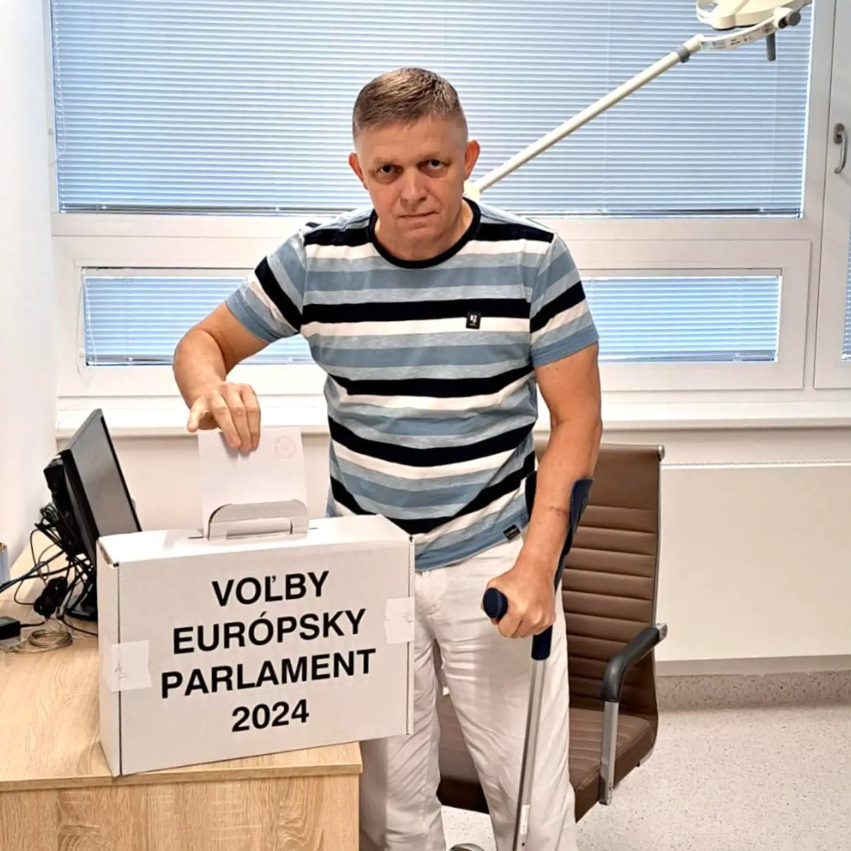 To že voľby do europarlamentu sú mimoriadne dôležité potvrdzuje fakt, že sa ich zúčastnil aj postrelený premiér Robert Fico. „Odvolil som v nemocnici, lebo aj tieto voľby sú dôležité. Je potrebné voliť poslancov Európskeho parlamentu, ktorí budú podporovať mierové iniciatívy a nie pokračovanie vojny," vyjadril som názor na Facebooku Fico.