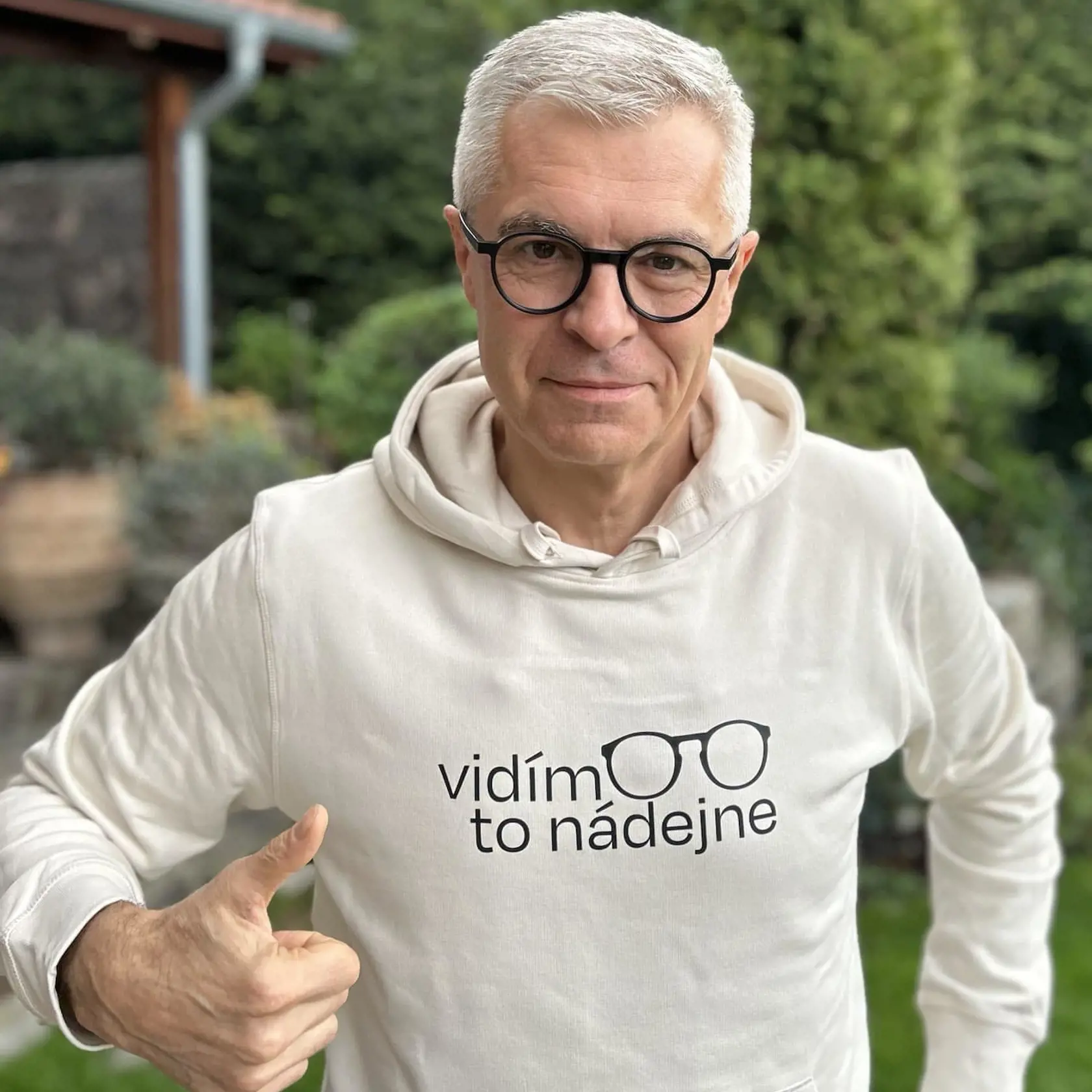 Ivan Korčok (59) v novej mikine, vytvorenej pre jeho prezidentskú kampaň.
