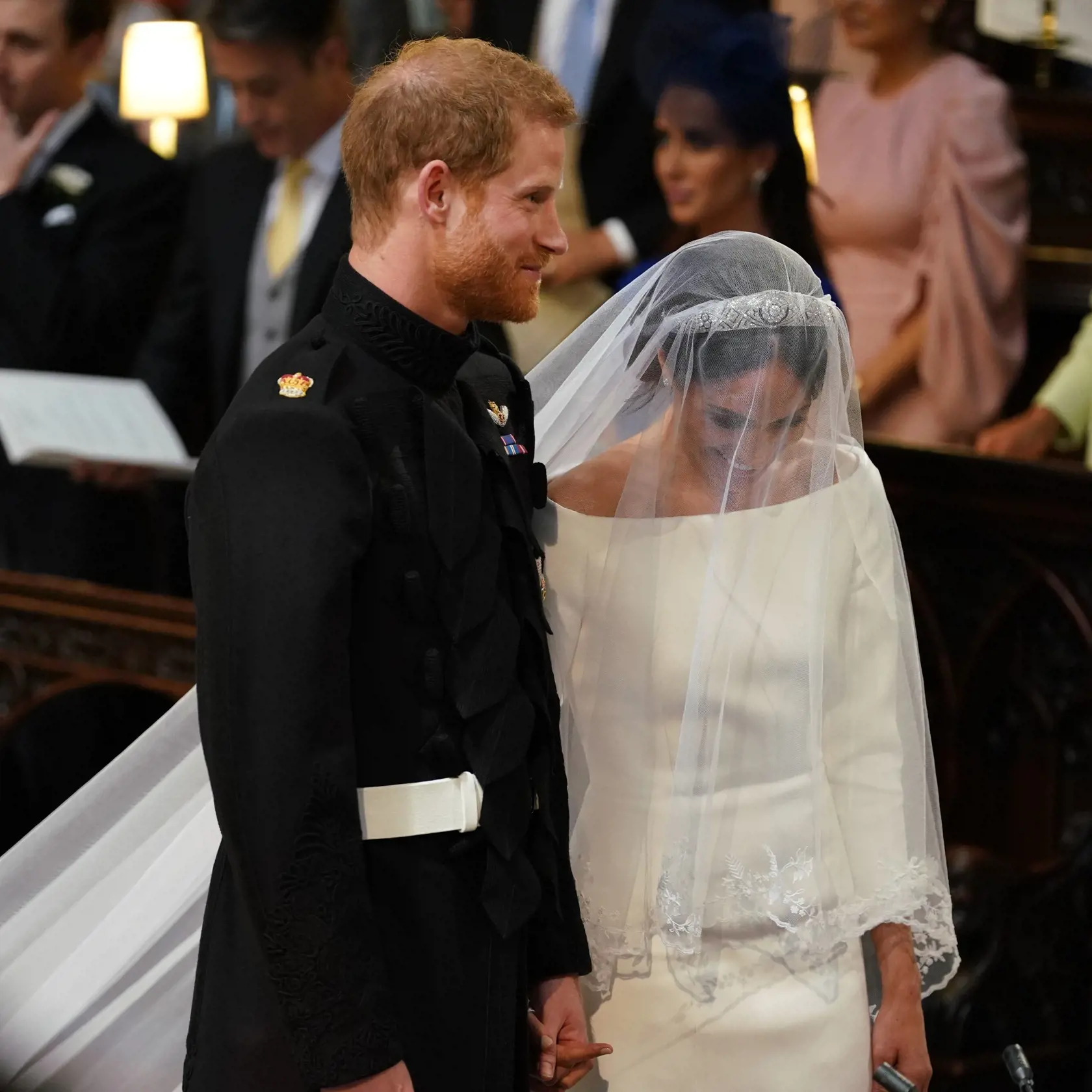 Sympaťáci: Harry a Meghan pred oltárom dusili smiech.
