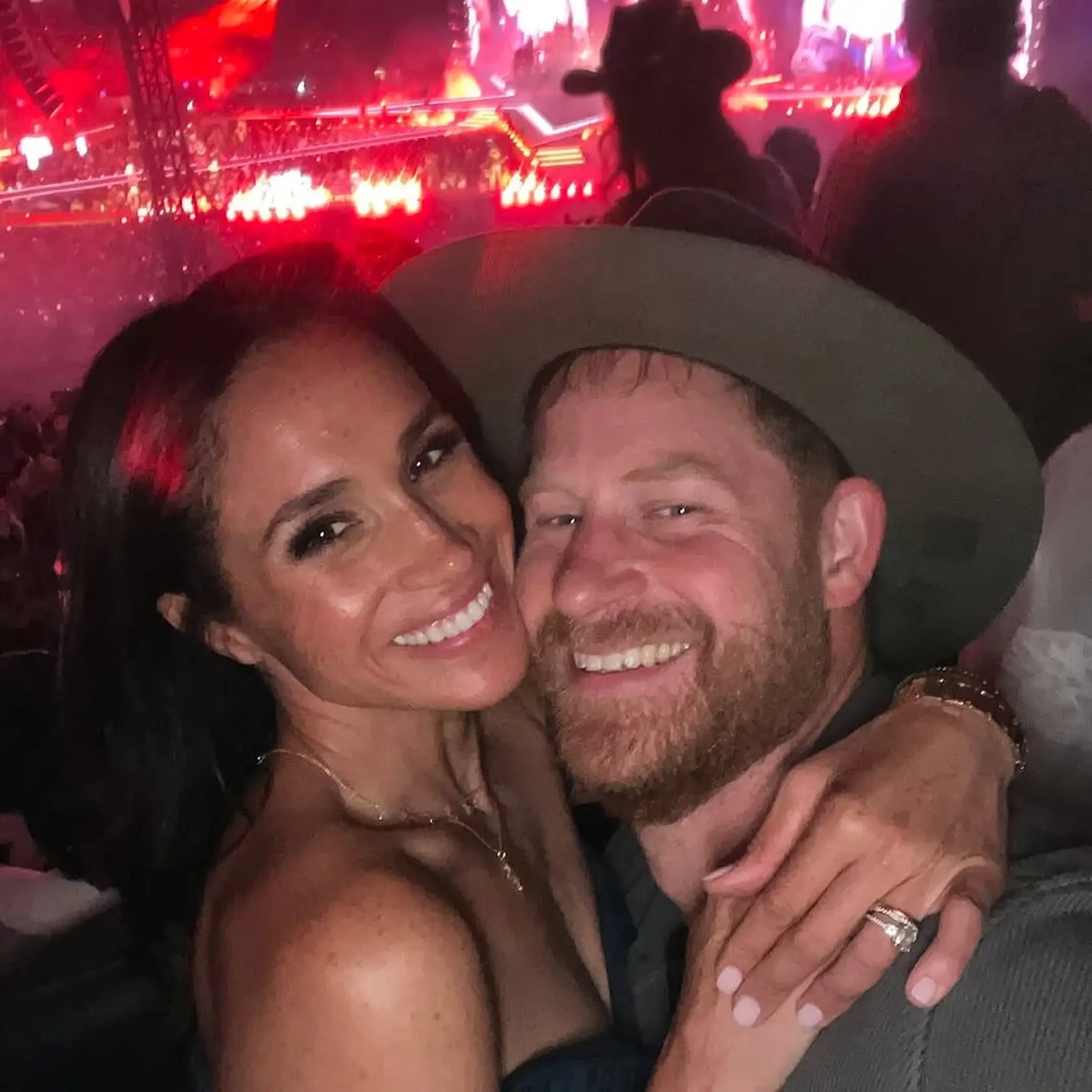 Meghan Markle a Kate Middleton sa pred kráľovskou svadbou Meghan a princa Harryho v roku 2018 pohádali kvôli šatám pre družičky. Meghan popiera, že by sa správala nevhodne a tvrdí, že ona je tá, ktorej ublížili.