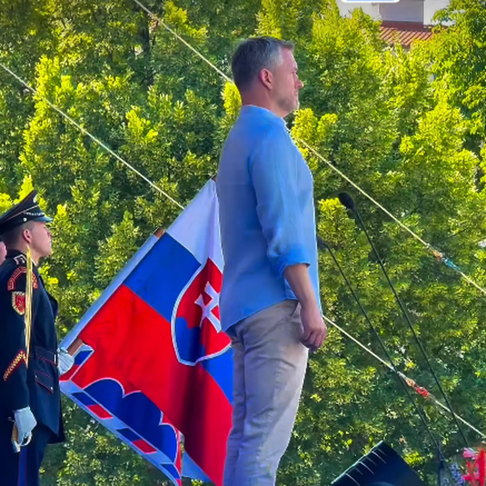 Prezident Peter Pellegrini sa ukázal aj v letnom uvoľnenejšom outfite. 