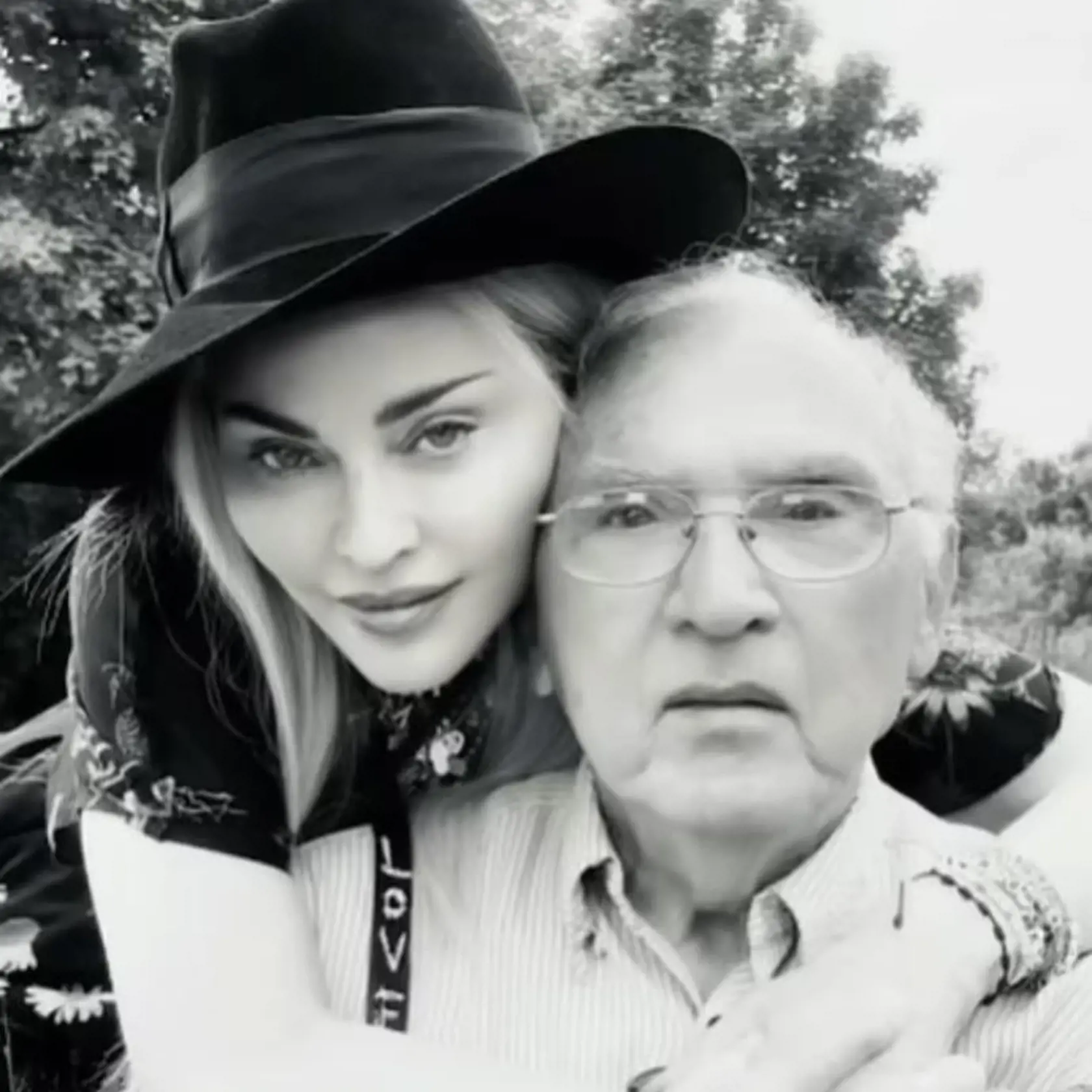 Madonna priletela z oslavy svojho otca.
