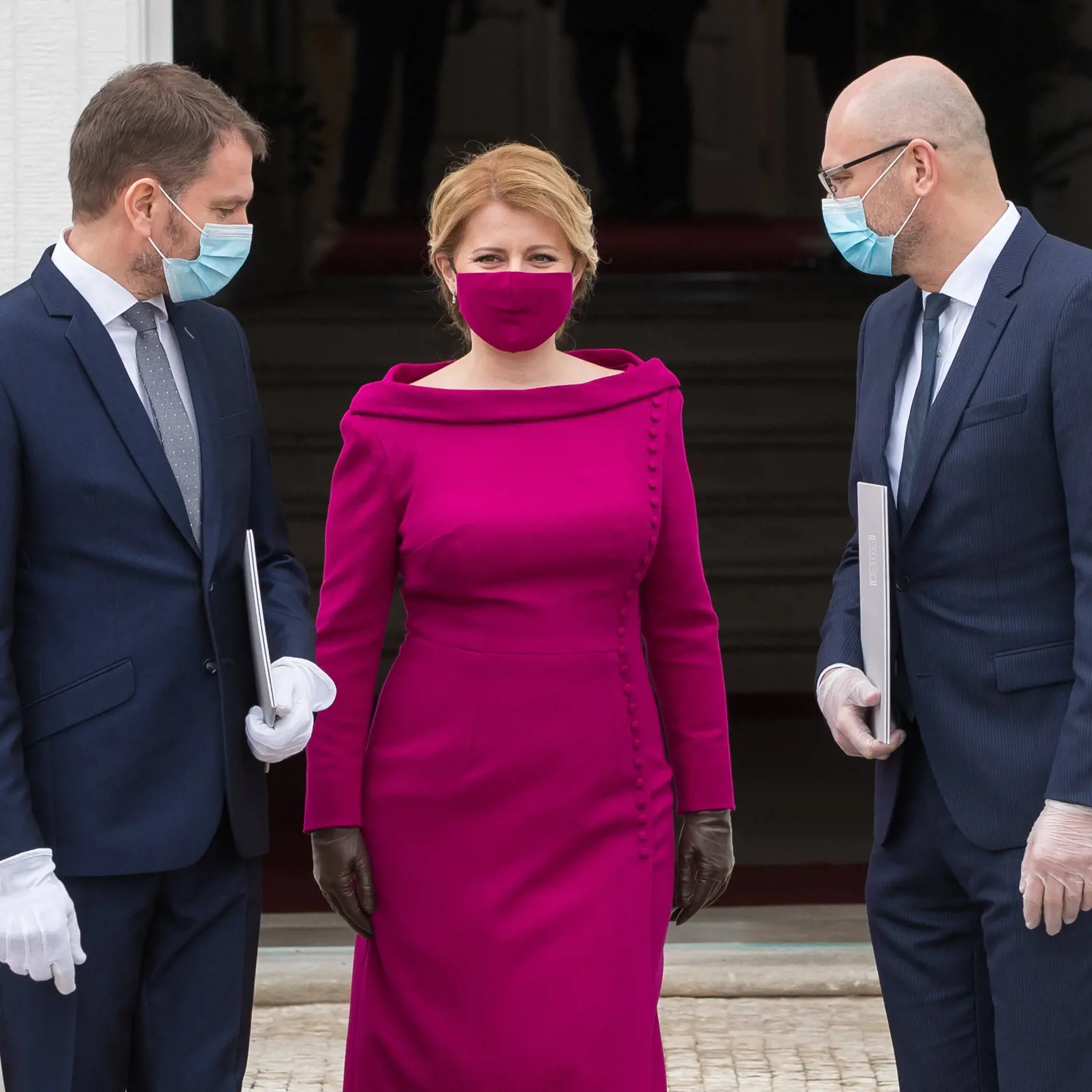 Prezidentka Slovenskej republiky Zuzana Čaputová vymenovala nových členov vlády pod vedením premiéra Igora Matoviča. Na snímke zľava Igor Matovič, Zuzana Čaputová, Richard Sulík.