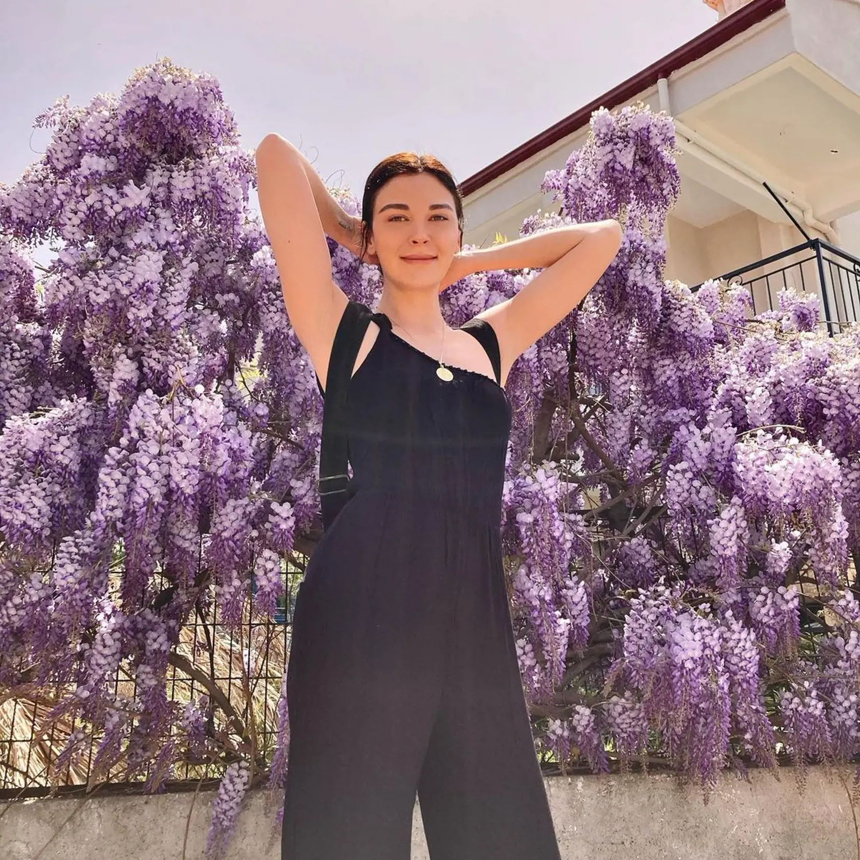 Aylin v S hlavou v oblakoch si užíva teplo a slnko. Úsmev jej pristane. A ani na bežných fotkách z Instagramu modelku nezaprie.