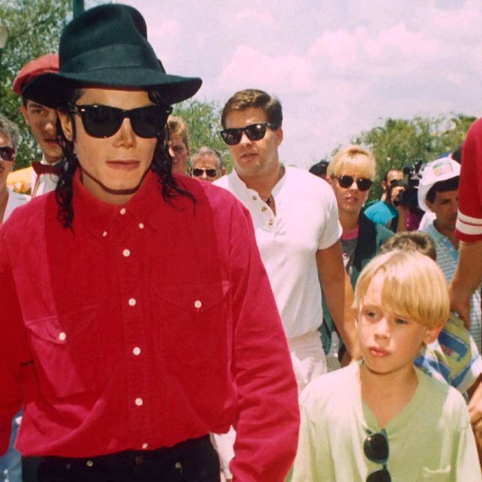 Macaulay Culkin a Michael spoločne ruka v ruke..