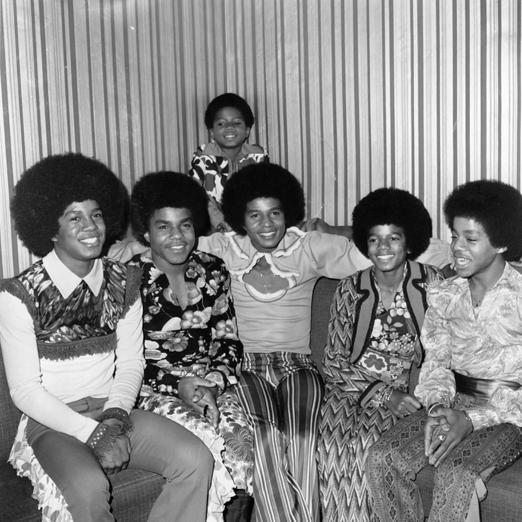 Skupina Jackson Five,  (z ľava ) Jermaine, Tito, Jackie, Michael, Marlon a v zadu hore Randy.   