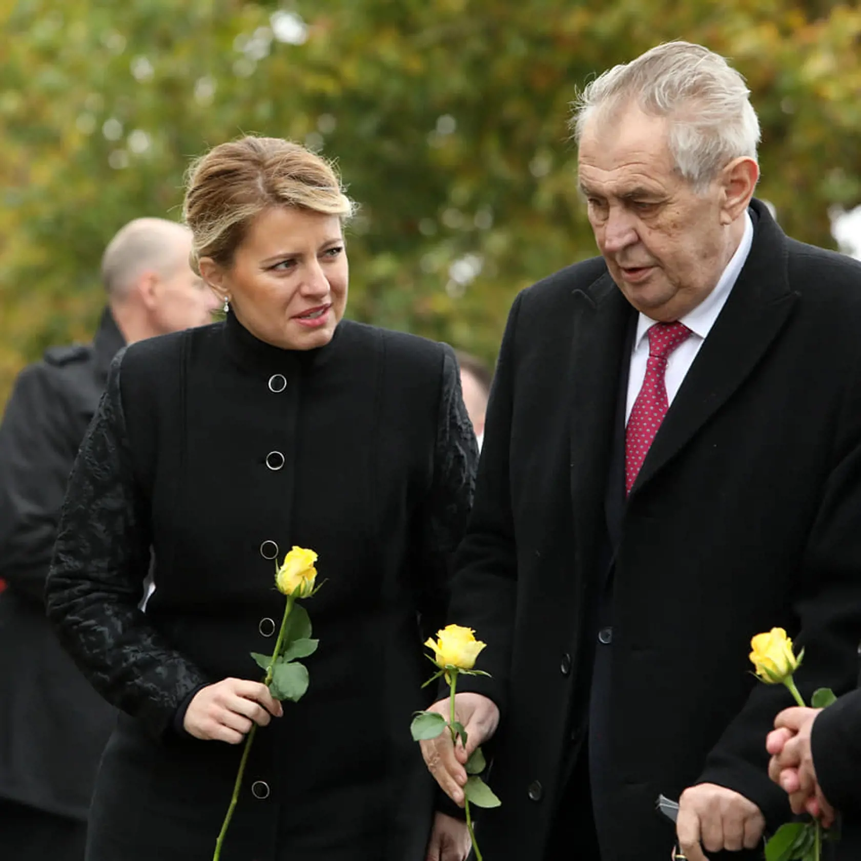 Zuzana Čaputová s českým kolegom Milošom Zemnom počas osláv Nežnej revolúcie.