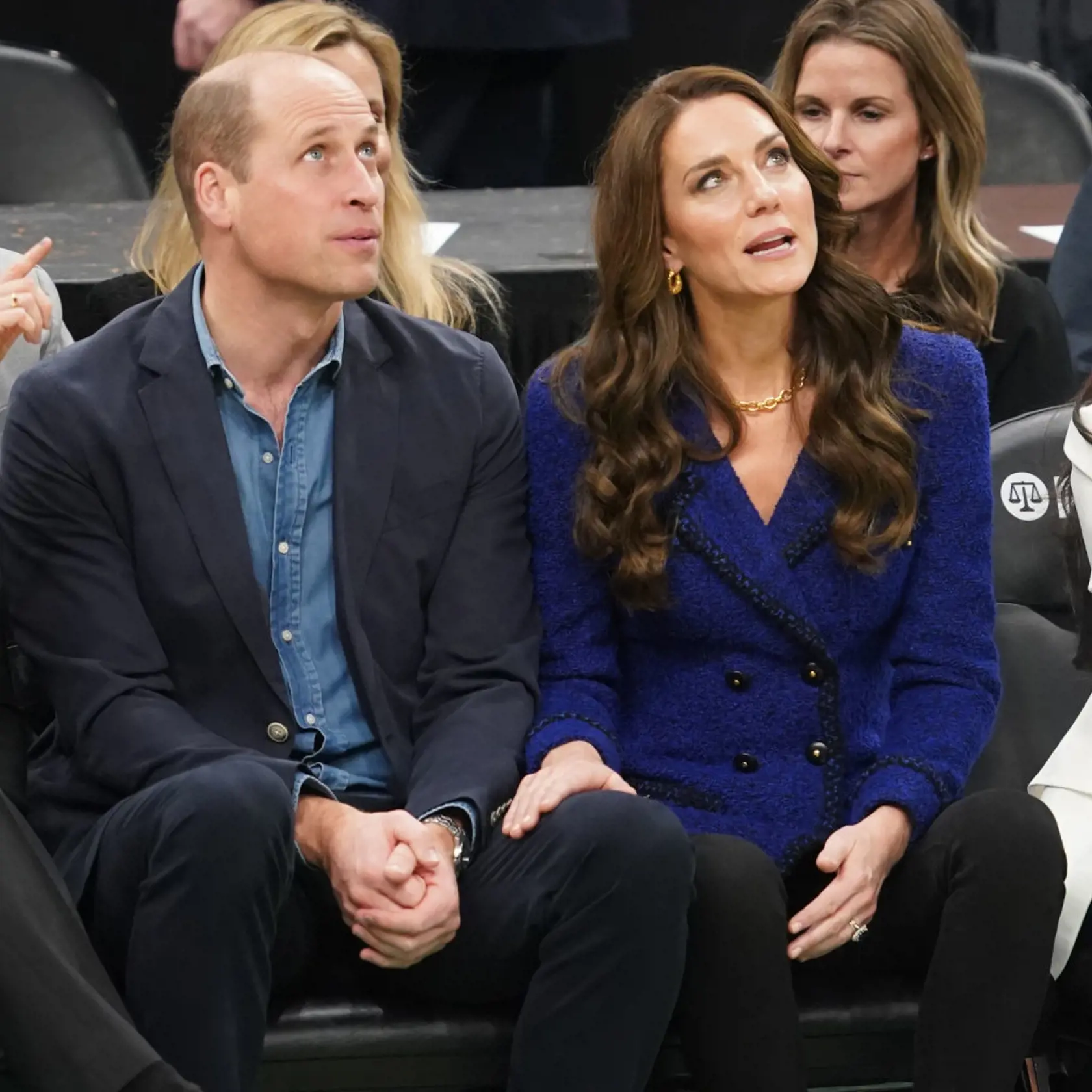 Princ William a princezná Kate pri pohľade na veľkoplošnú obrazovku.
