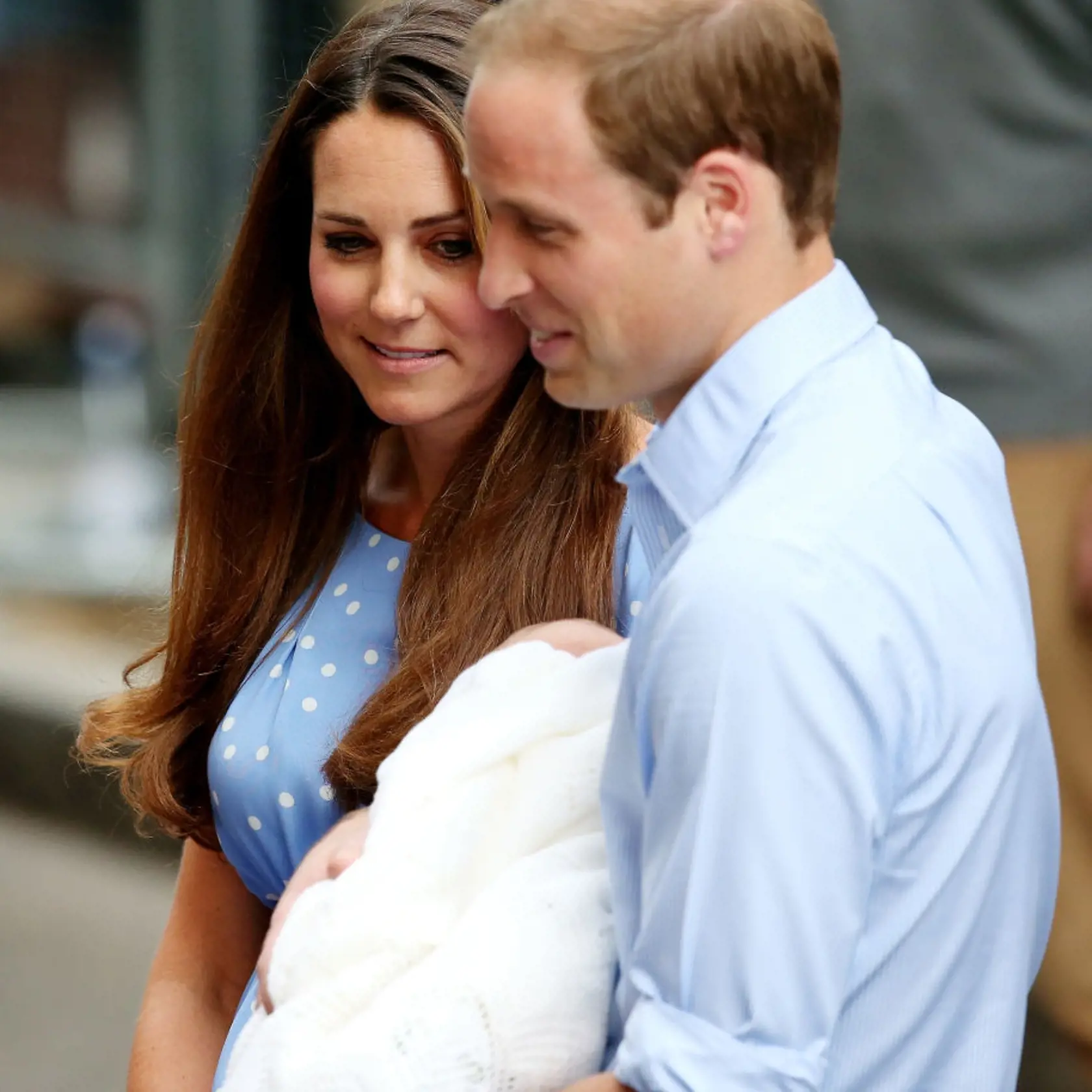 Kate a William s princom Georgeom v roku 2013.