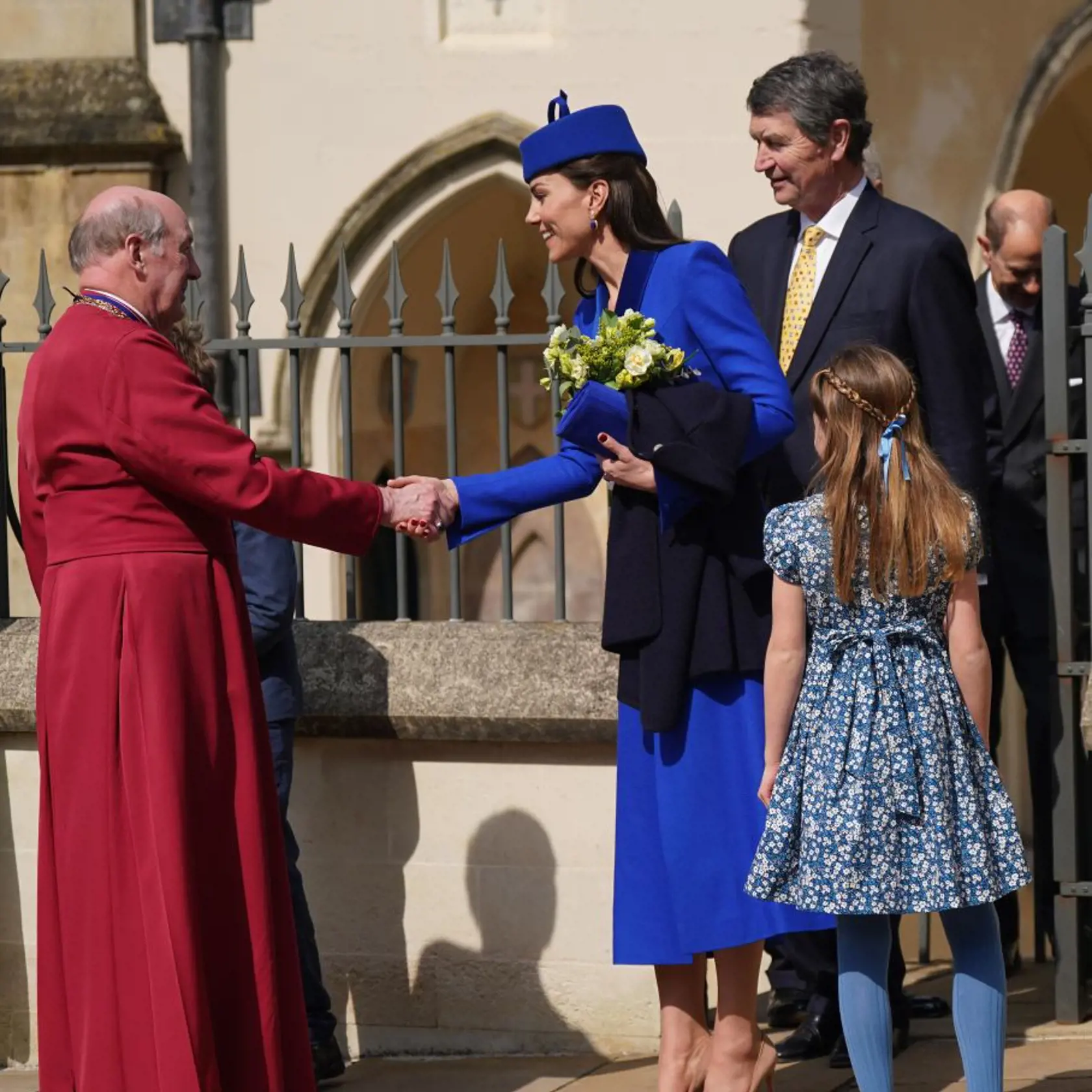 Na veľkonočnej omši sa zúčastnil aj princ William s manželkou Kate a ich troma deťmi zladenými v modrej farbe.
