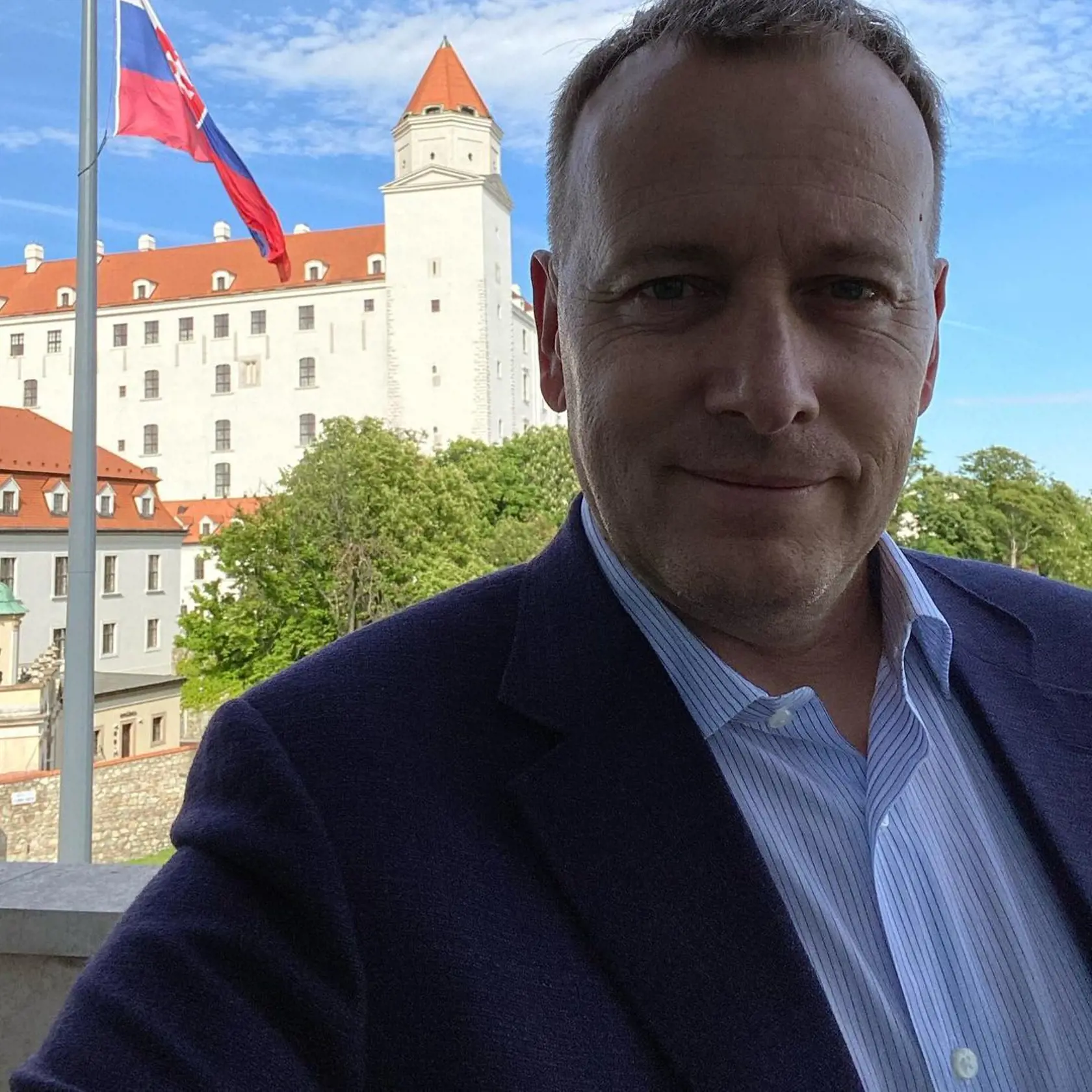 Šéf hnutia Sme rodina Boris Kollár (56) má dlhodobo prívlastok Matovičova drahá nevesta. Donedávna torpédoval reformné plány vlastnej vlády a hrozil odchodom z koalície. Teraz pre zmenu koketuje s lídrom opozičnej strany Smer-SD Robertom Ficom (57). Jeho kroky zhodnotil aj odborník!