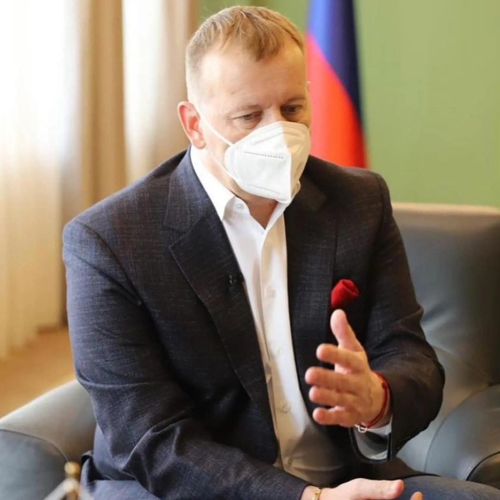 Podotkol, že aj v tomto prípade sa ukazuje, že Kollár je obchodník a vyjednávač. Politológ zároveň upozornil, že drahá nevesta nie je určite pozitívny prívlastok. „Ide tam, kde ju dokážu lepšie zaplatiť. Nie je to ani o hodnotách, ani o vernosti, ani o princípoch, je to jednoducho o tom, kto dá viac,“ dodal Tomáš Koziak.