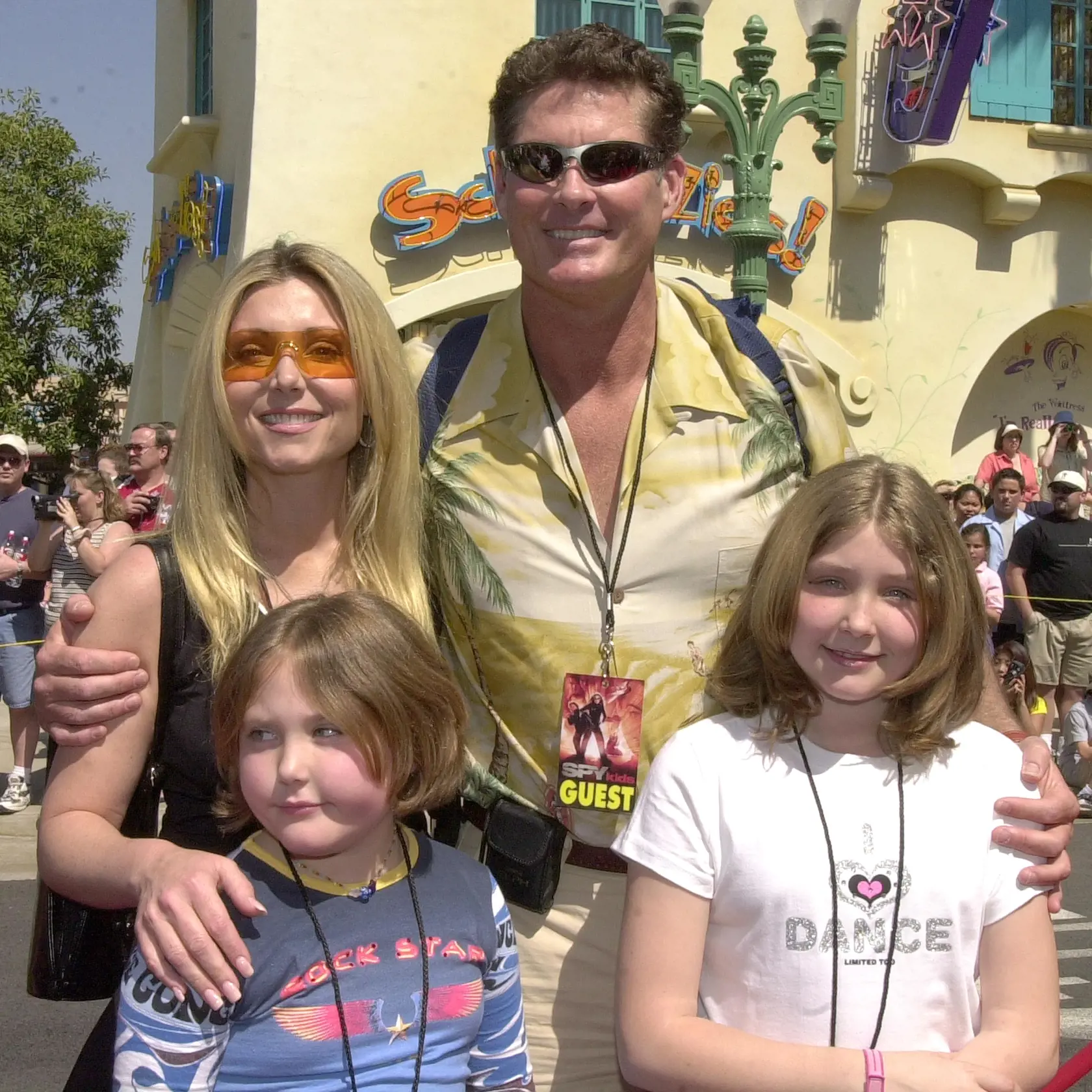 David Hasselhoff s manželkou Pamelou a dcérami Hayley a  Taylor-Ann v marci 2001 v Disneylande. 