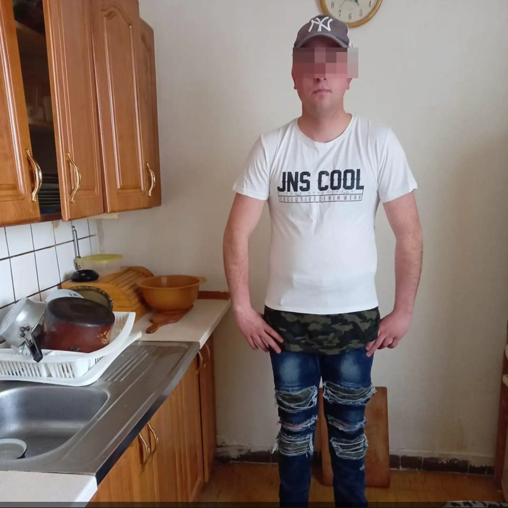 Pri kuchynskej linke, kde mu jeho skromná mama pripravovala jesť. Bol jej jediným vytúženým dieťaťom. A polícia tvrdí, že má dôkazy na to, že ju zo sveta zniesol práve on.