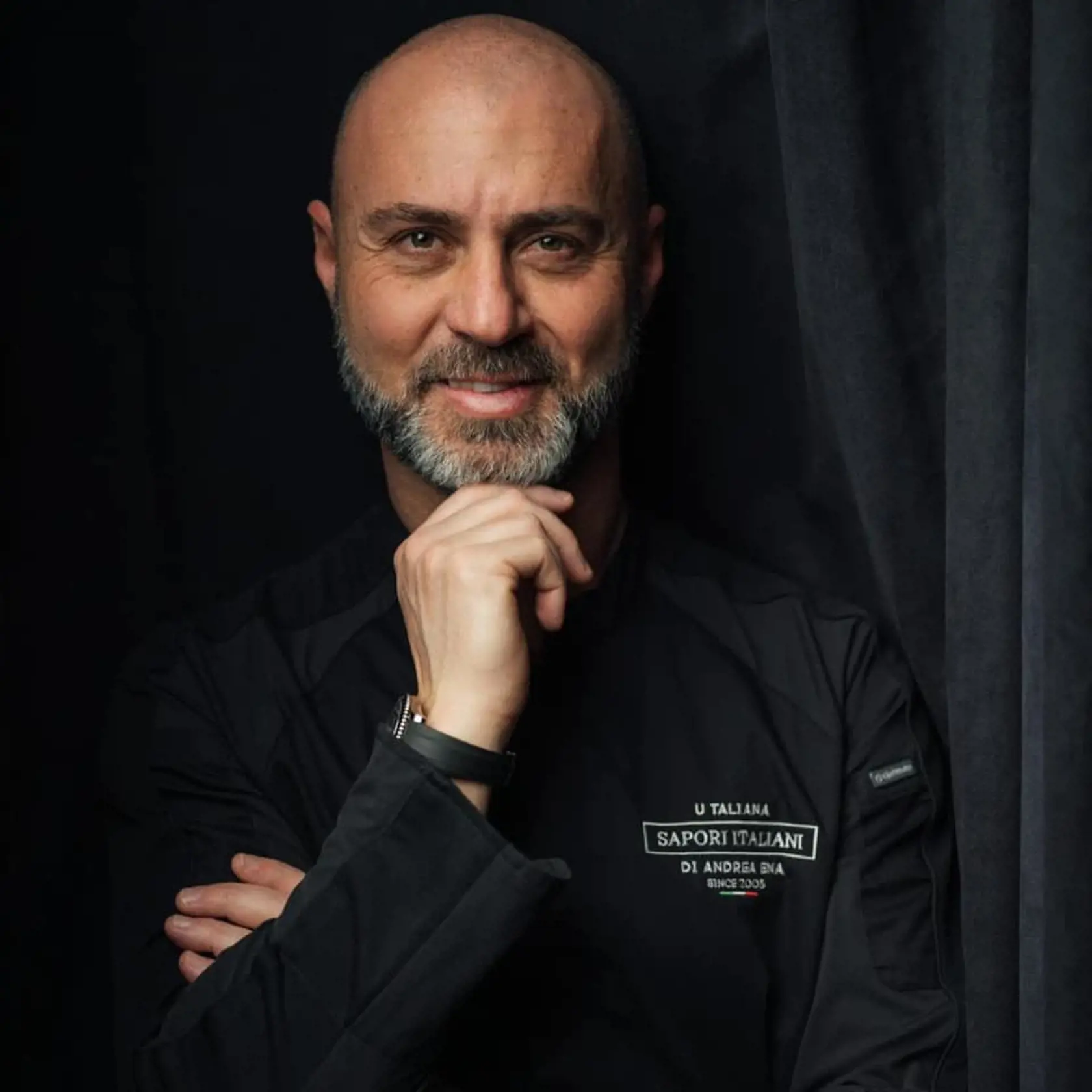 Šéfkuchrár Andrea Ena je fešák, nečudo, že naňho ženy letia.