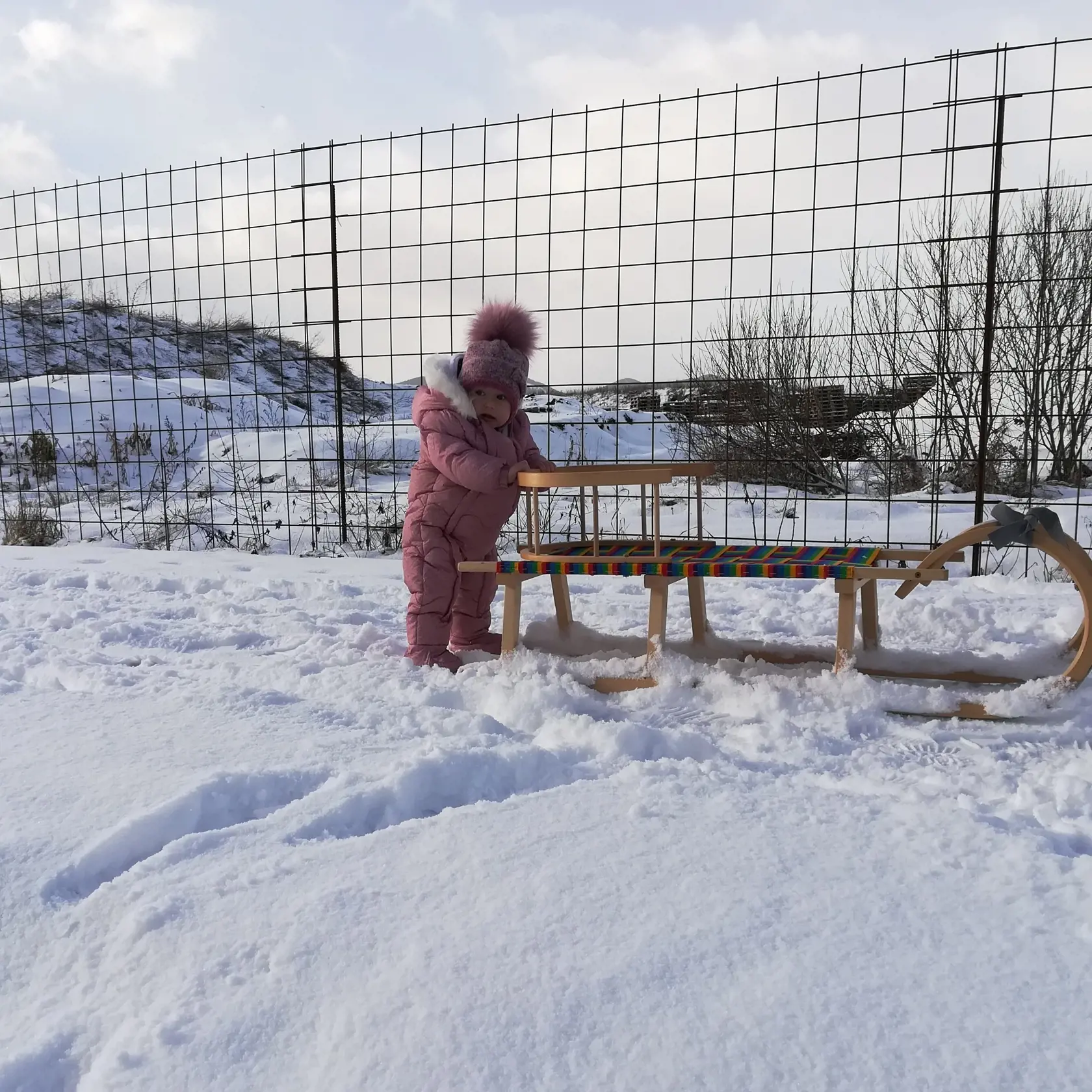 Jana Ujciková z Popradu nám poslala fotografiu s malou, ako sa hrajú a tešia zo snehu. Dcérka ešte nechodí, ale sánky zbožňuje.