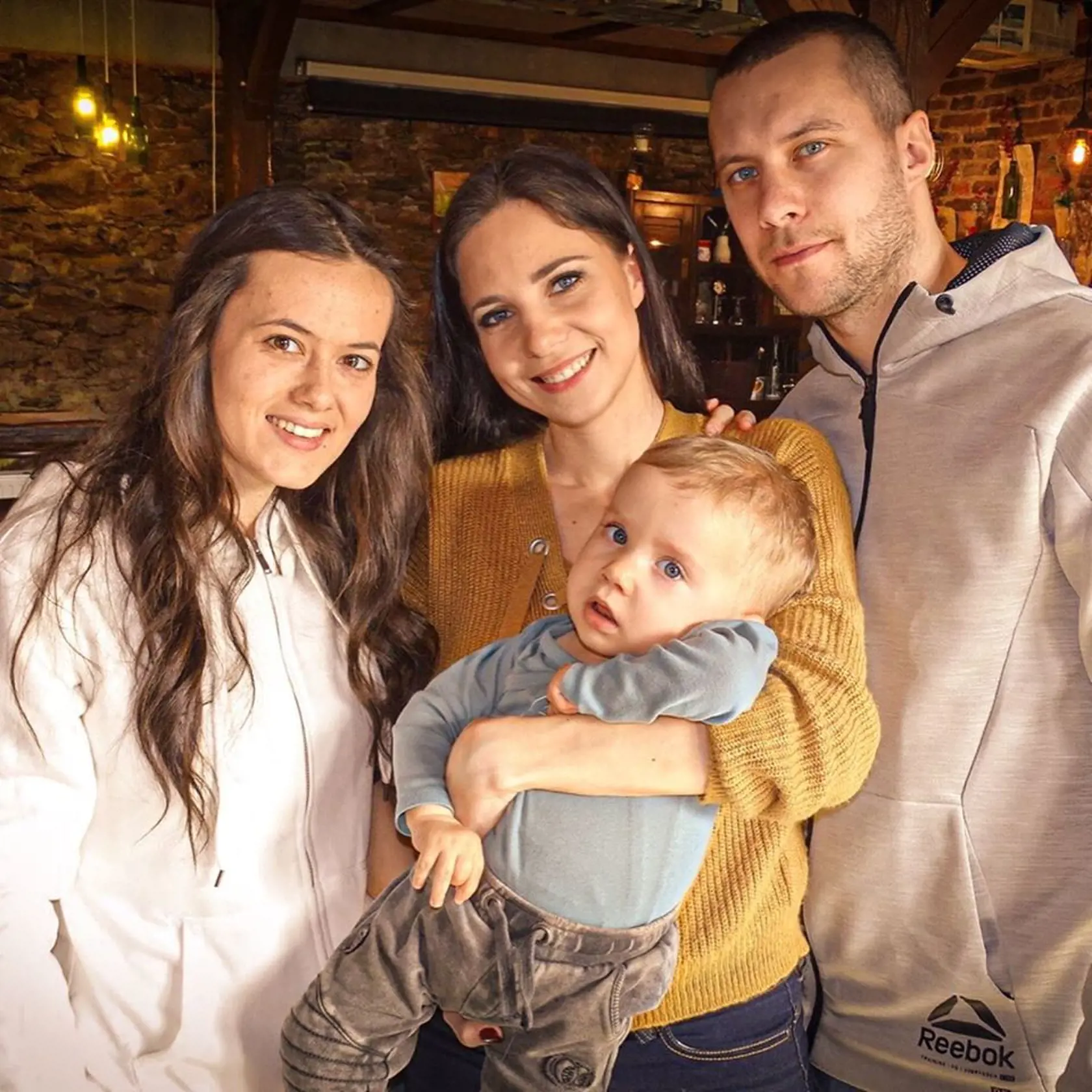 Pomôcť Alexovi sa rozhodla aj speváčka Karmen Pál-Baláž. Na fotografii spolu s rodičmi Alexa a ich malým pokladom.