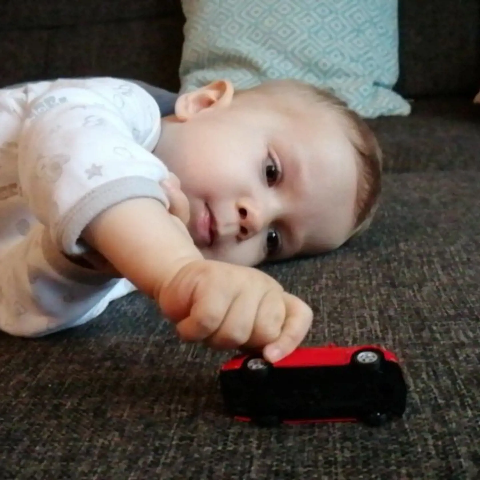 Chlapček nechodí iba leží. Liek by mu pomohol postaviť sa na nohy.