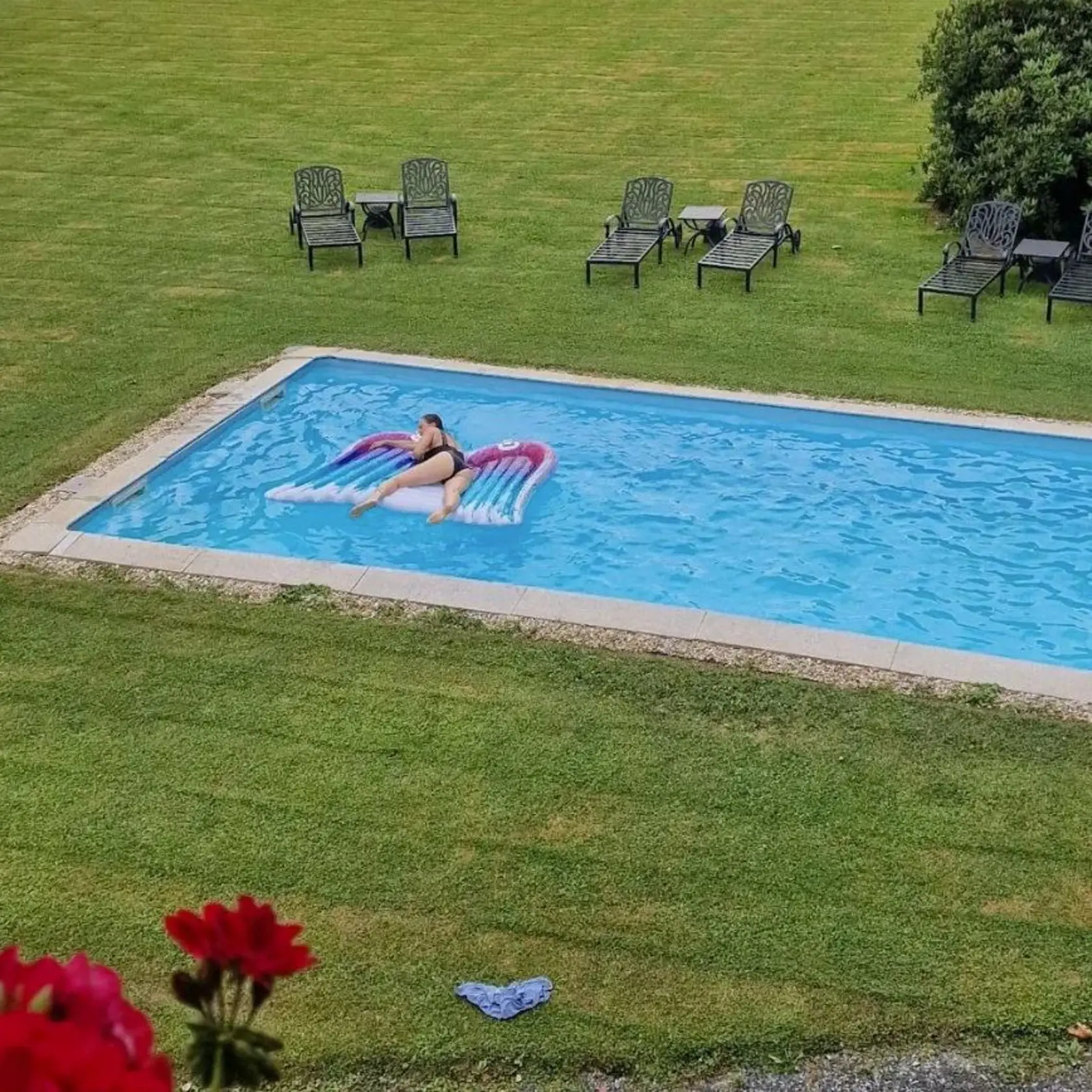 August 2023: Adriana Poláková ukázala postavu v plavkách.