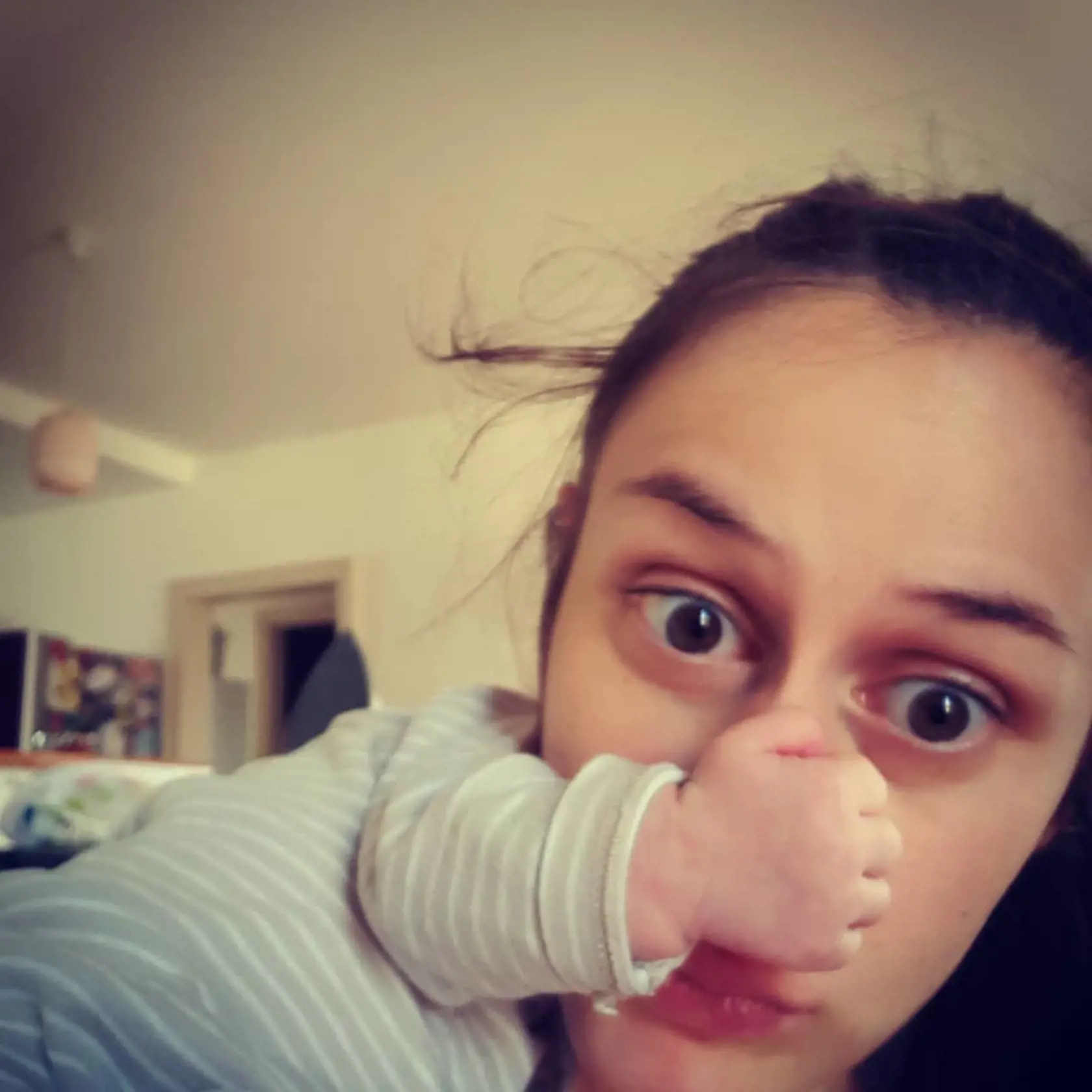 Takto vodí Agnes maminu za nos. Anna napísala: „Ja mám doma stálu diváčku, ktorá ma udržuje v kondícii aj v časoch nehrania. Kĺbim žánre: permanentné improvizácie s live jukeboxom a monológmi. Oprašujem texty, až ma chytá nostalgia. Čo si myslí neviem, niekedy vyzerá, že ju to baví, väčšinou (asi radšej) zaspí. Ale možno ma len vodí za nos a smeje sa mi za chrbtom…“ Potom ešte dodala, že sa cíti ako jej osobný klaun.