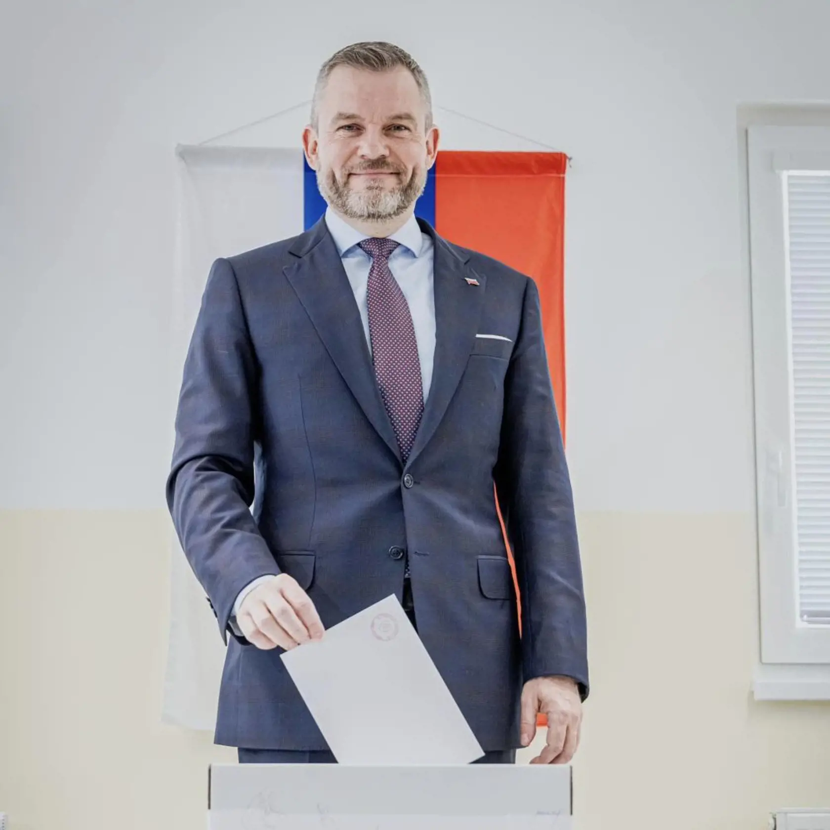 Peter Pellegrini pri volebnej urne. 