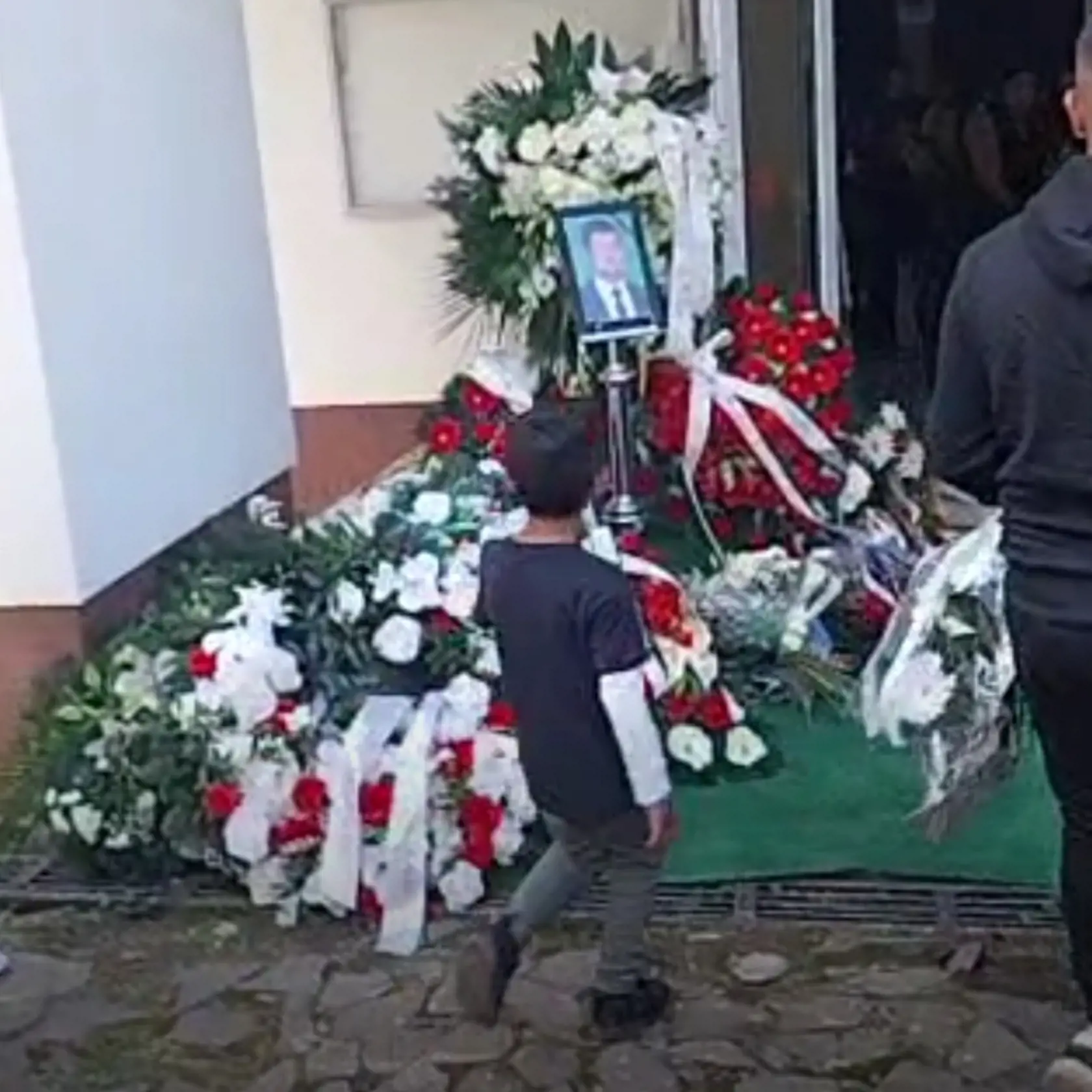 Na pohreb prišlo množstvo detí aj malí futbalisti.