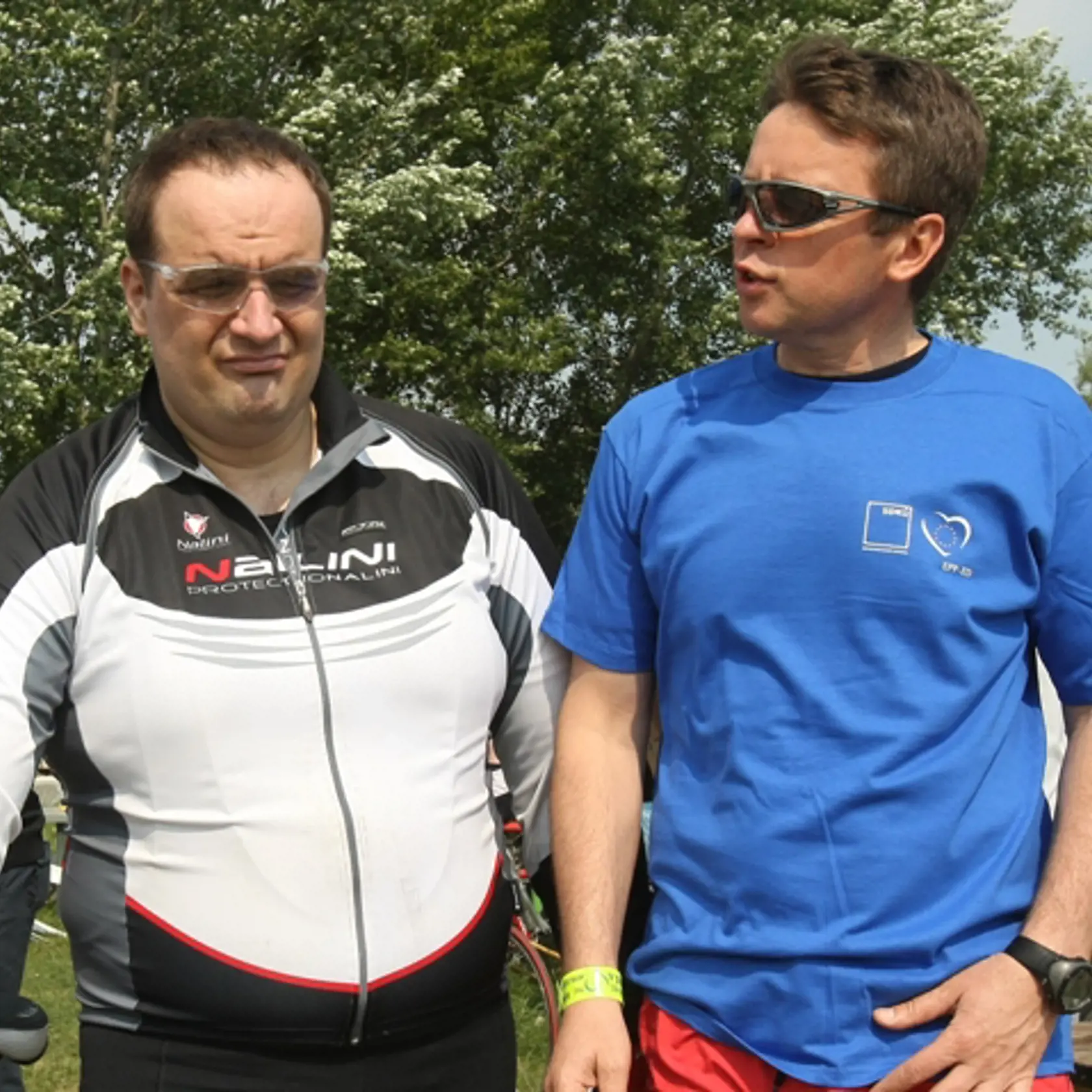 FRAJERI: Kamoši z SDKÚ Pavol Frešo a Ivan Mikloš sa pripravujú na cyklistickú túru.