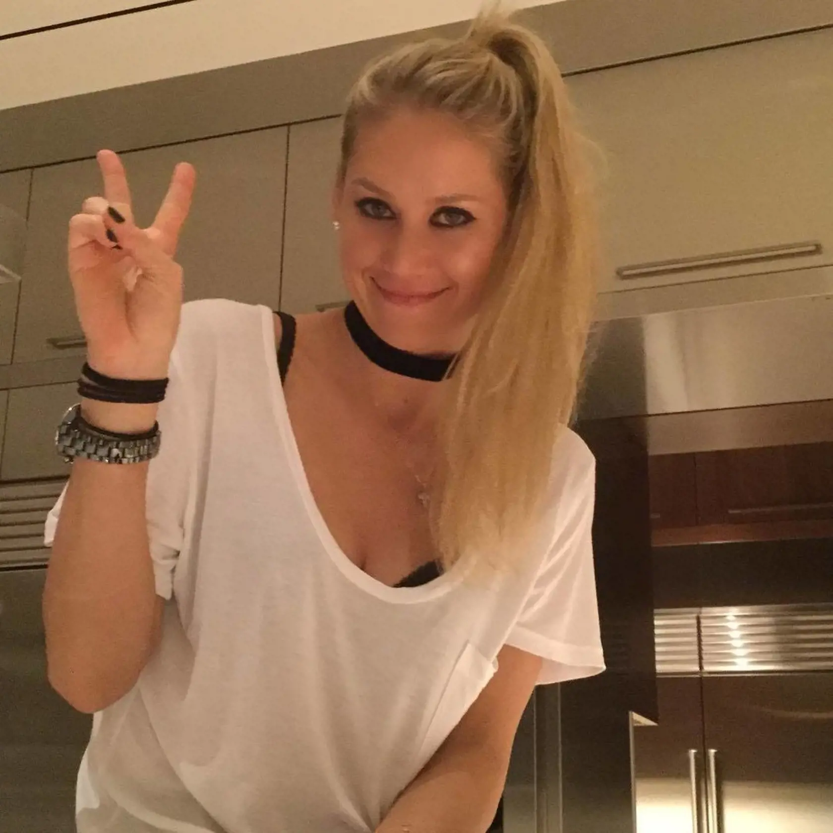 Bývalá sexi tenistka Anna Kurnikovová je opäť tehotná. Načapali ju zvedaví paparazzi.