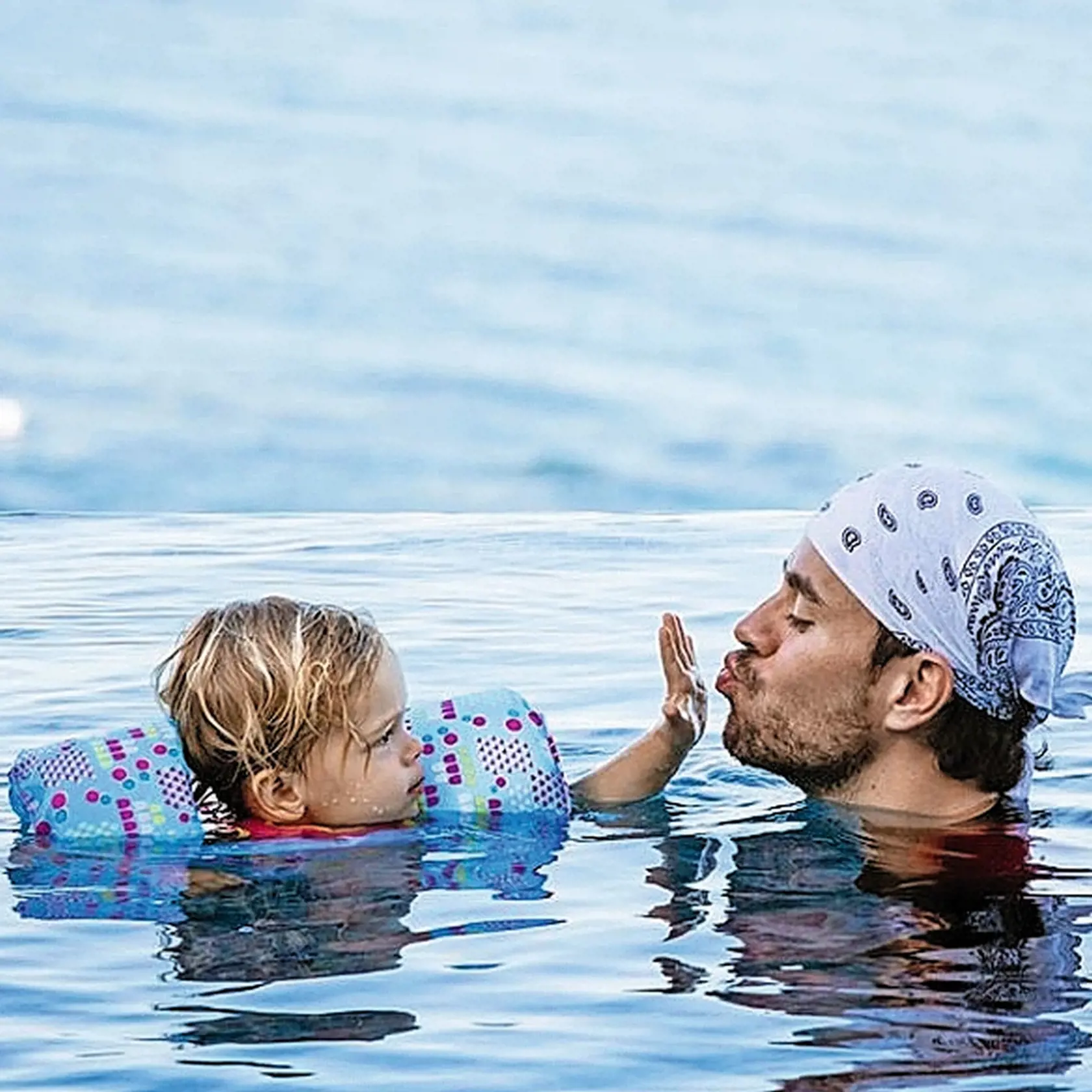 Rodičovstvo si užívajú: Anna Kurnikovová a Enrique Iglesias sú rodičmi dvojročných dvojičiek Lucy a Nicholasa. Je s nimi veľká zábava. Teraz im pribudlo tretie dieťa.