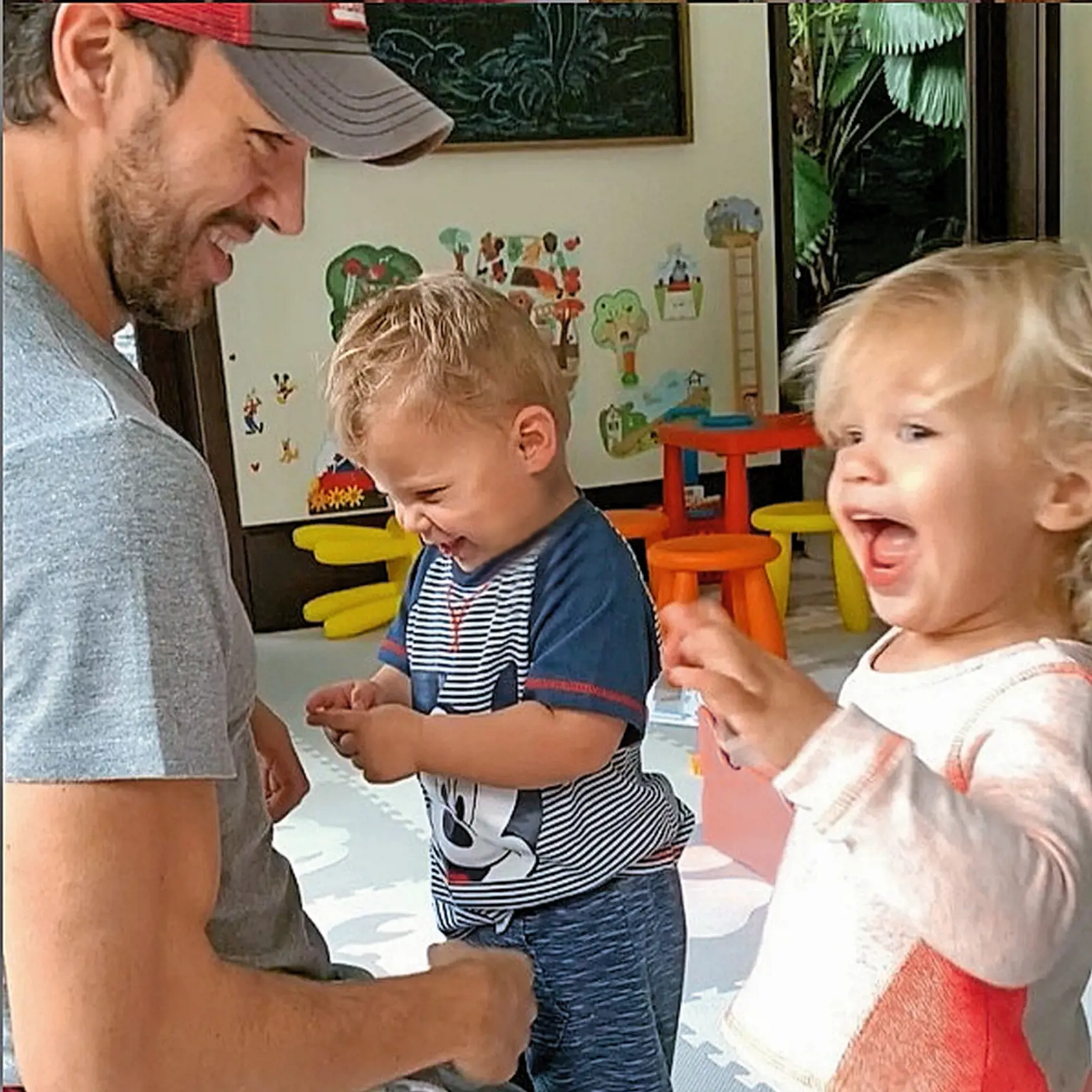 Rodičovstvo si užívajú: Anna Kurnikovová a Enrique Iglesias sú rodičmi dvojročných dvojičiek Lucy a Nicholasa. Je s nimi veľká zábava. Teraz im pribudlo tretie dieťa.