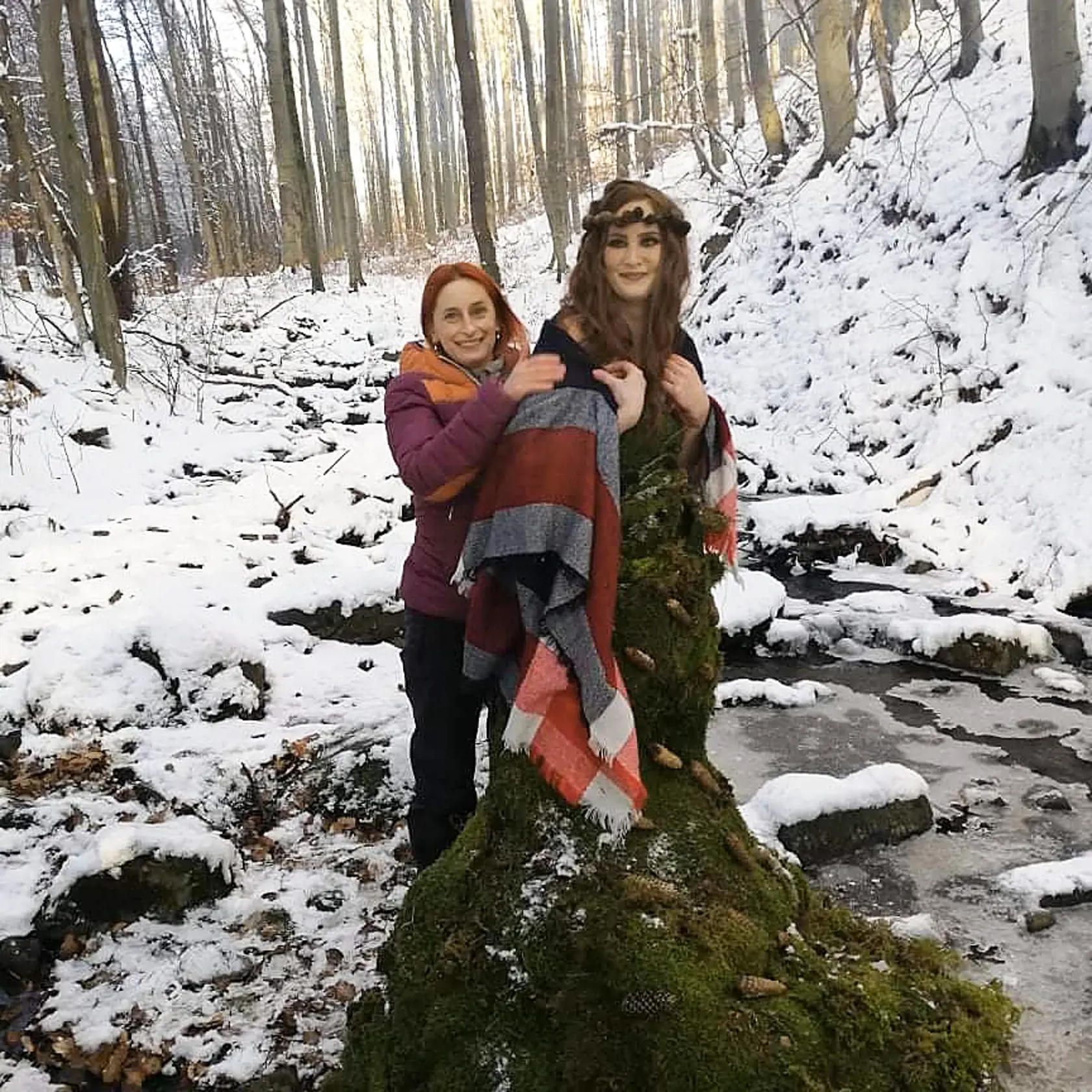 Kvety musí pripevniť na konštrukciu, ktorú sama vyrába, a dievčatá si ju musia obliecť.