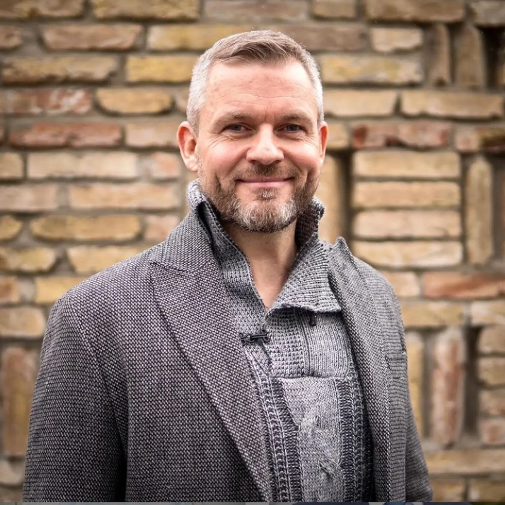 "Milí priatelia, najviac pokoja od každodenného stresu a intríg, ktorých je v politike a v médiách nadostač, vždy nájdem v prírode. Užite si leto na čo najlepší možný oddych od celoročných povinností," píše Pellegrini na sociálnej sieti.