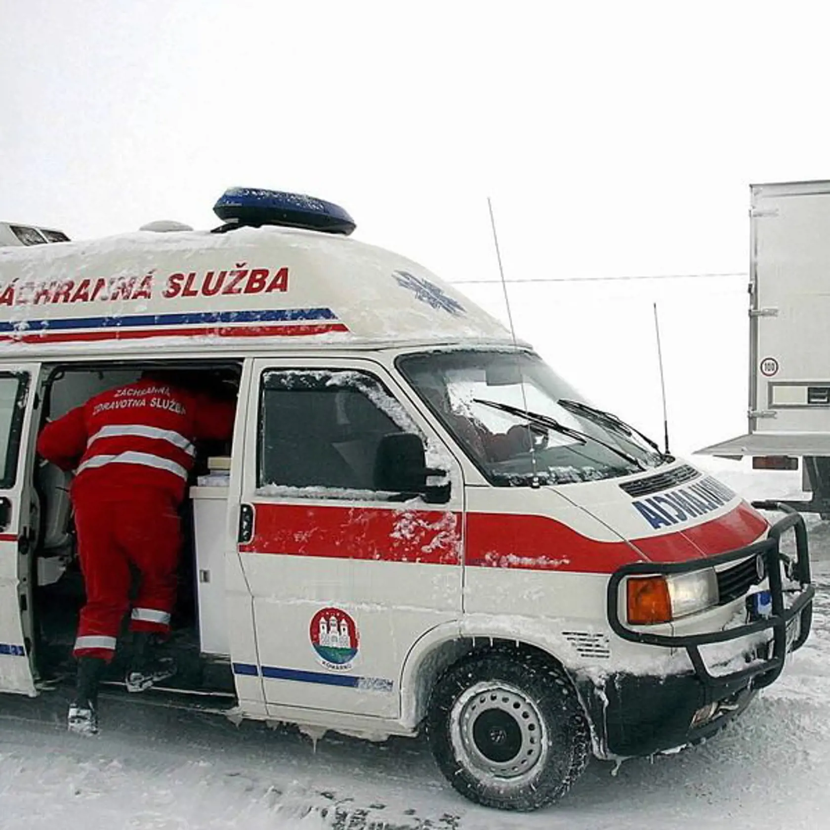 Záchranárov je málo, ťahajú aj dvojité služby, pracujú 48 hodín vkuse, čo tiež nie je v súlade so Zákonníkom práce a po krátkom čase to veľa z nich zabalí.