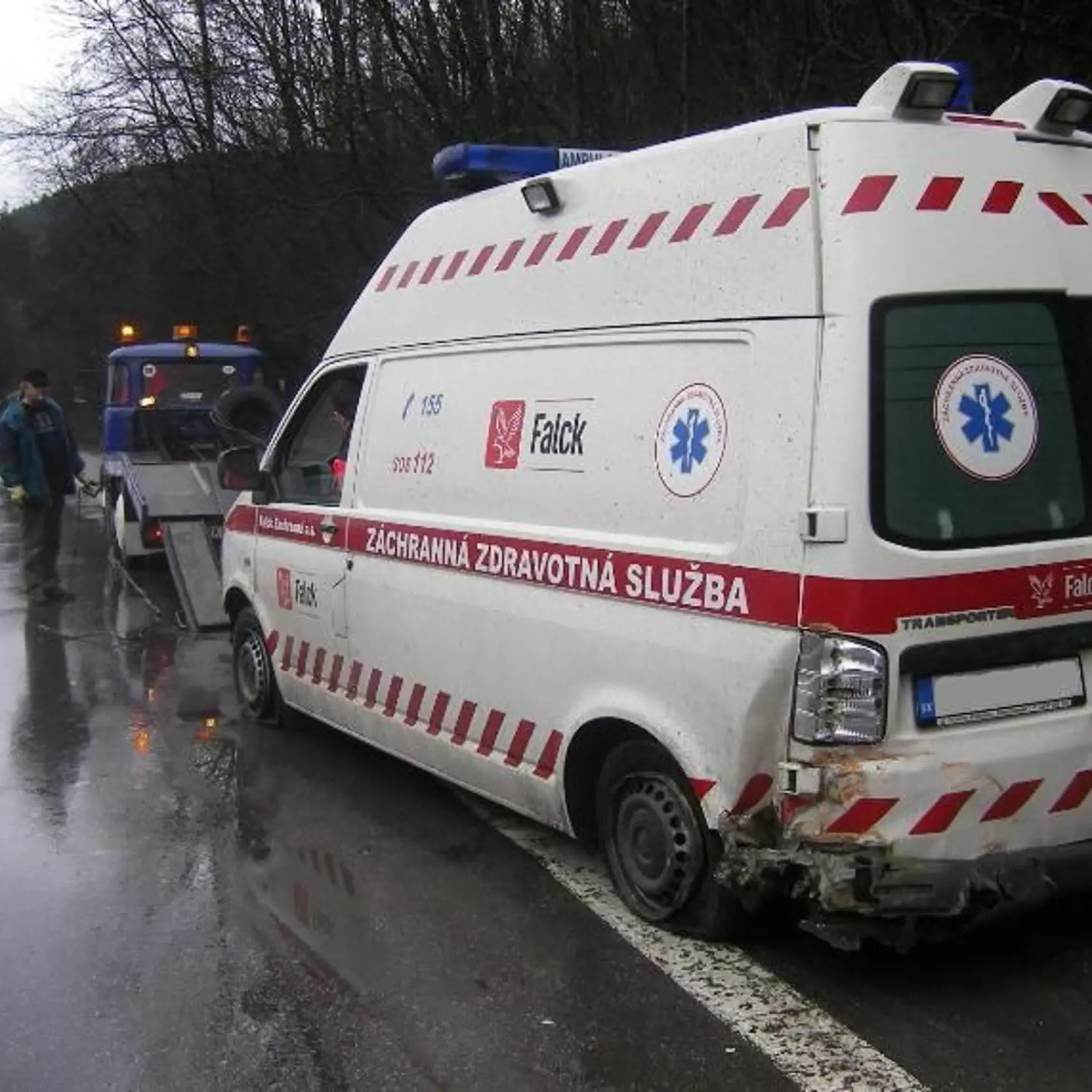Záchranárov je málo, ťahajú aj dvojité služby, pracujú 48 hodín vkuse, čo tiež nie je v súlade so Zákonníkom práce a po krátkom čase to veľa z nich zabalí.