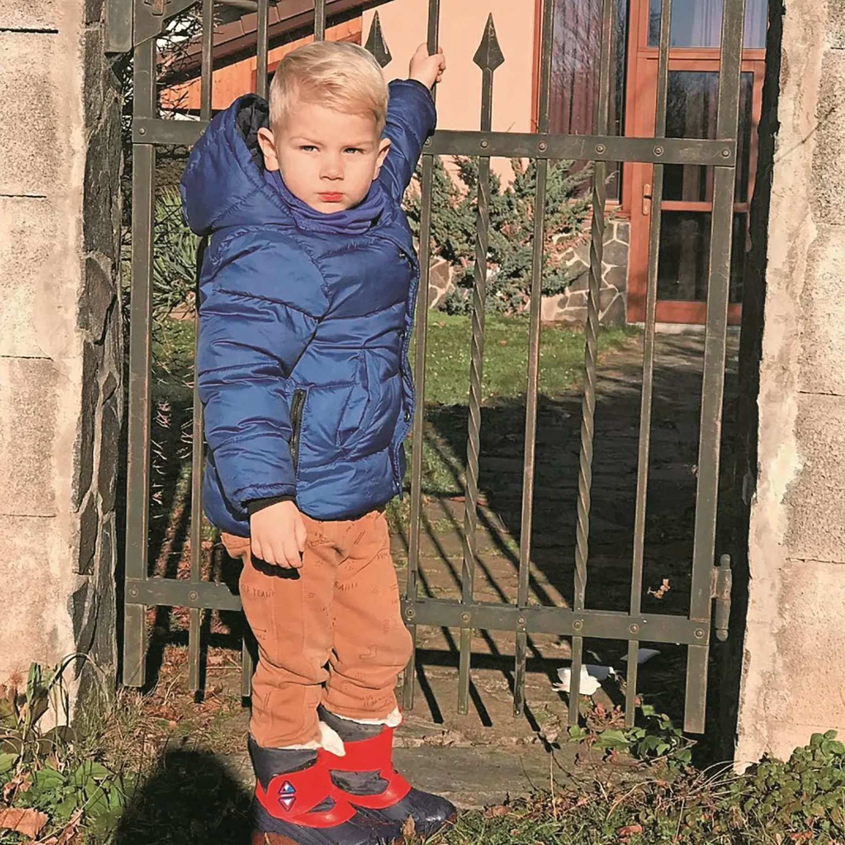 NAJMLADŠIA POSILA
Syn Adam chcel dospelým pomáhať,
chytal sa dlažobných kociek aj štrku.