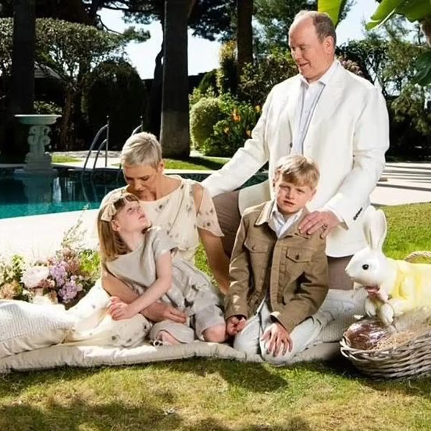 Veľkonočný portrét princeznej Charlene, princa Alberta a dvojičiek.