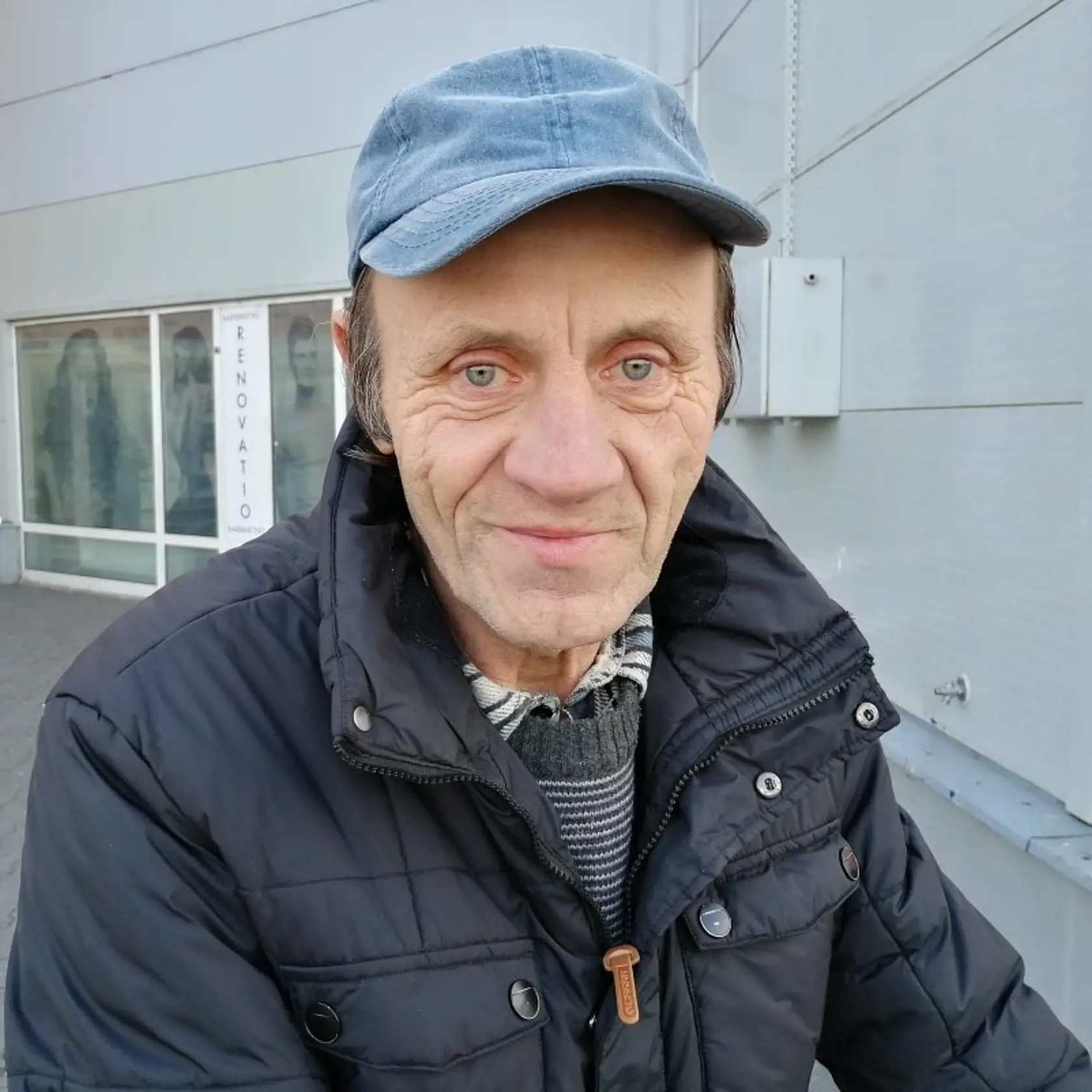 Štefan (65), Bratislava: „Kupujem to isté už dlho a nevšimol som si, že by som platil menej. Jogurty aj mlieko sú stále za rovnakú cenu.“