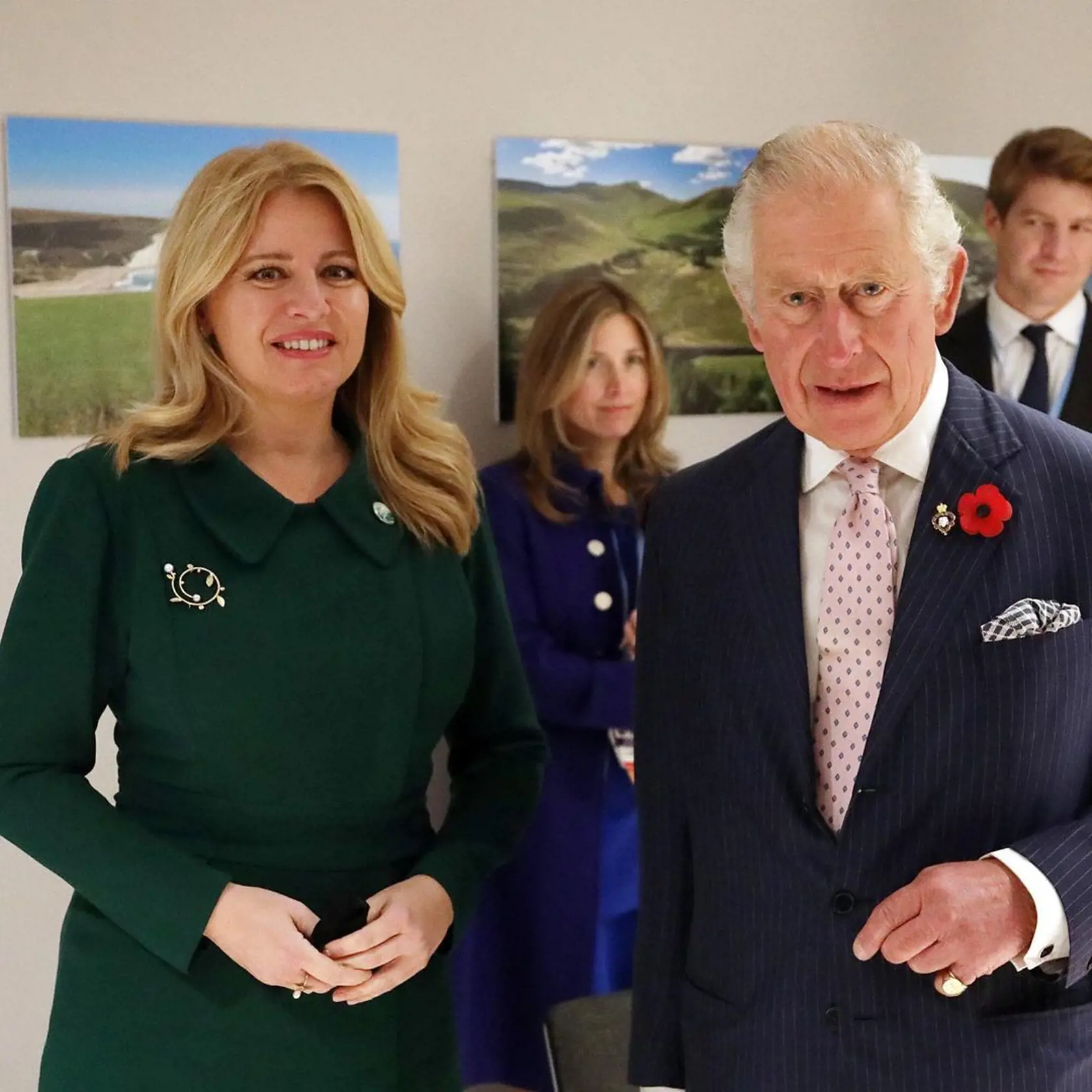 Prezidentka Zuzana Čaputová na spoločnej fotografii s princom Charlesom.