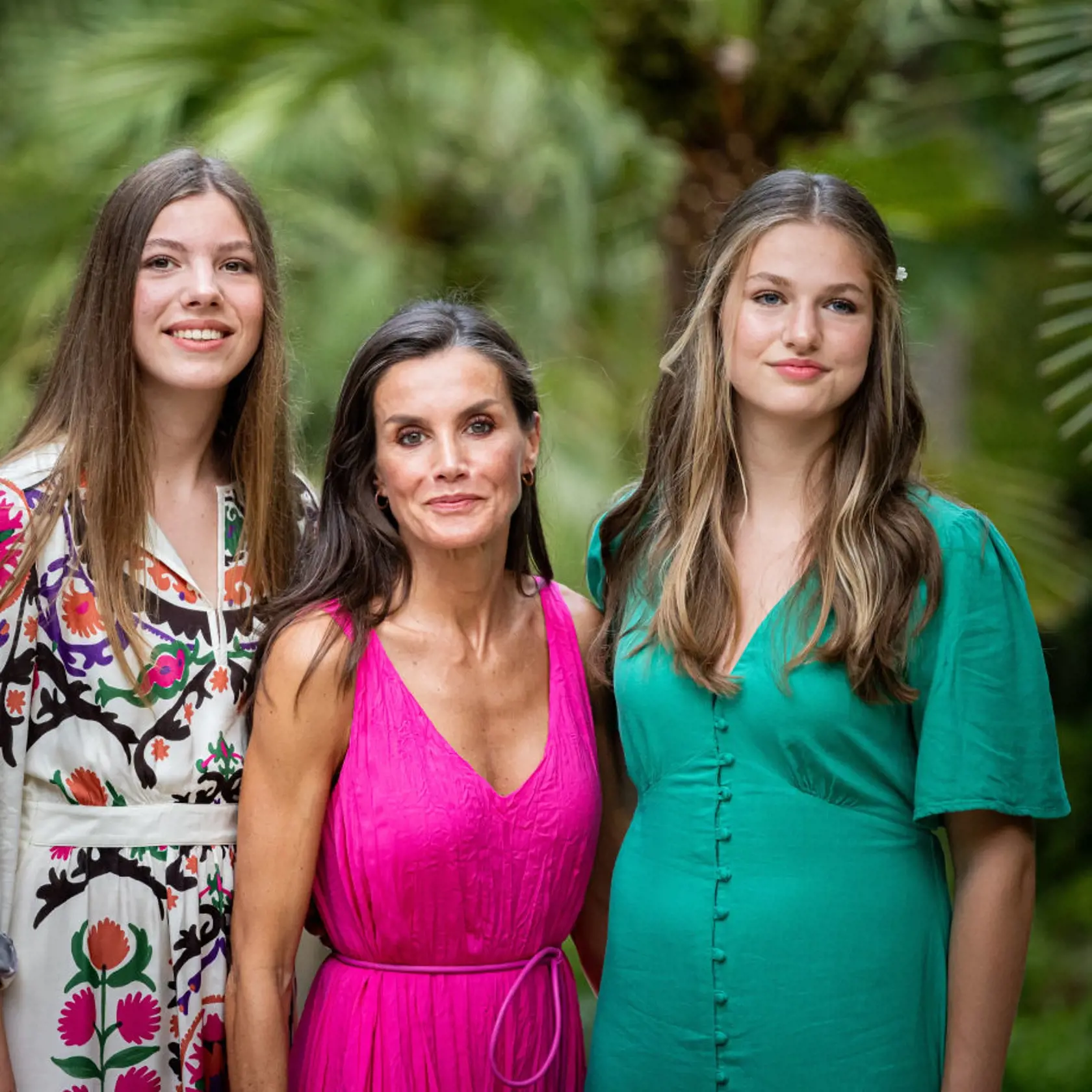 Kráľovná Letizia (v strede) má dve krásne dcéry, princezné Sofiu (vľavo) a Leonor (vpravo).